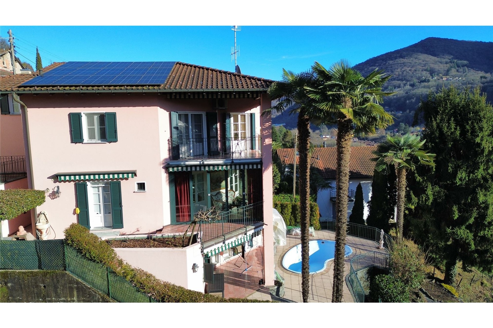 Villa mit Pool und Bergblick