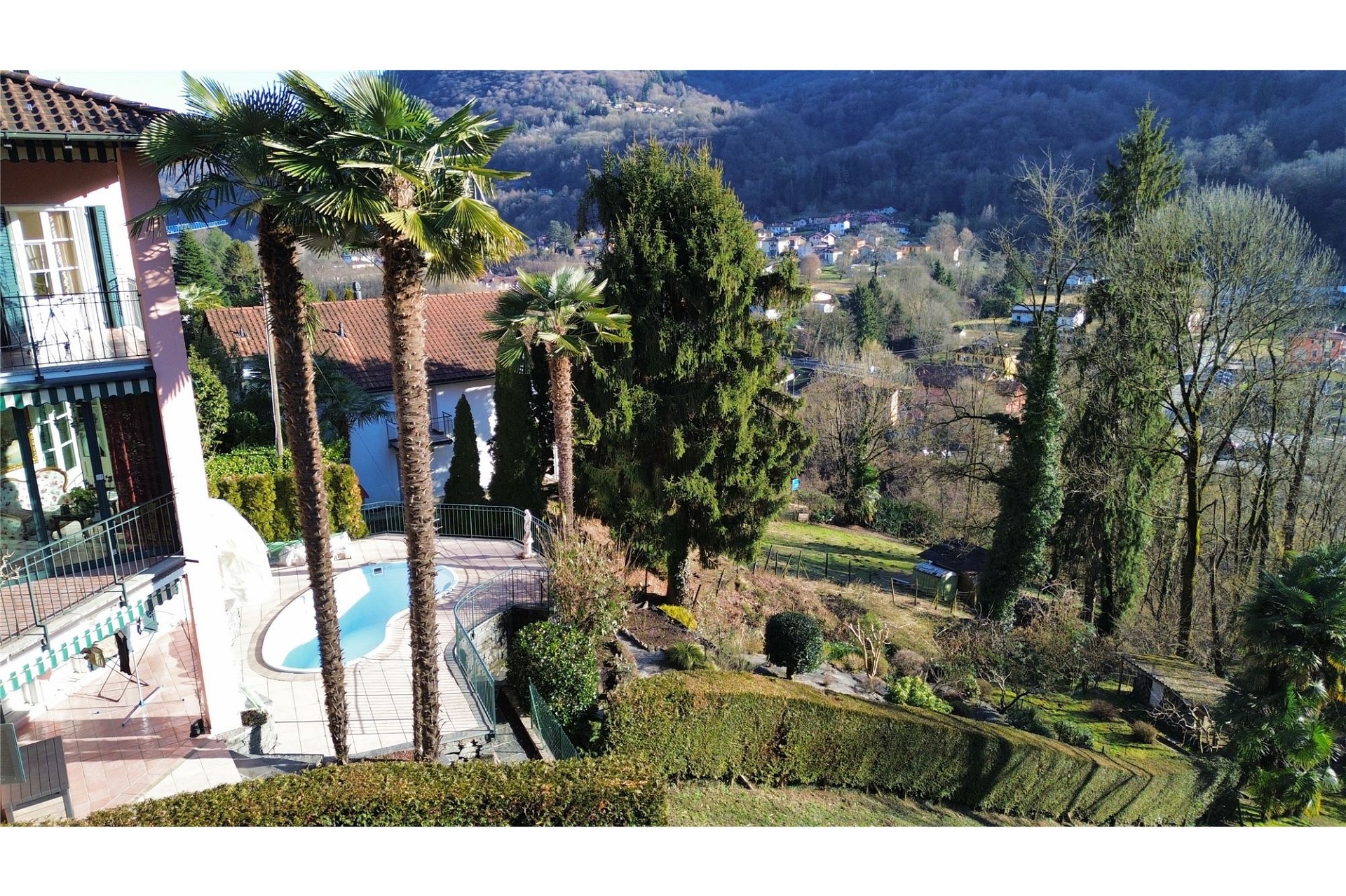 Villa mit Pool und Bergblick