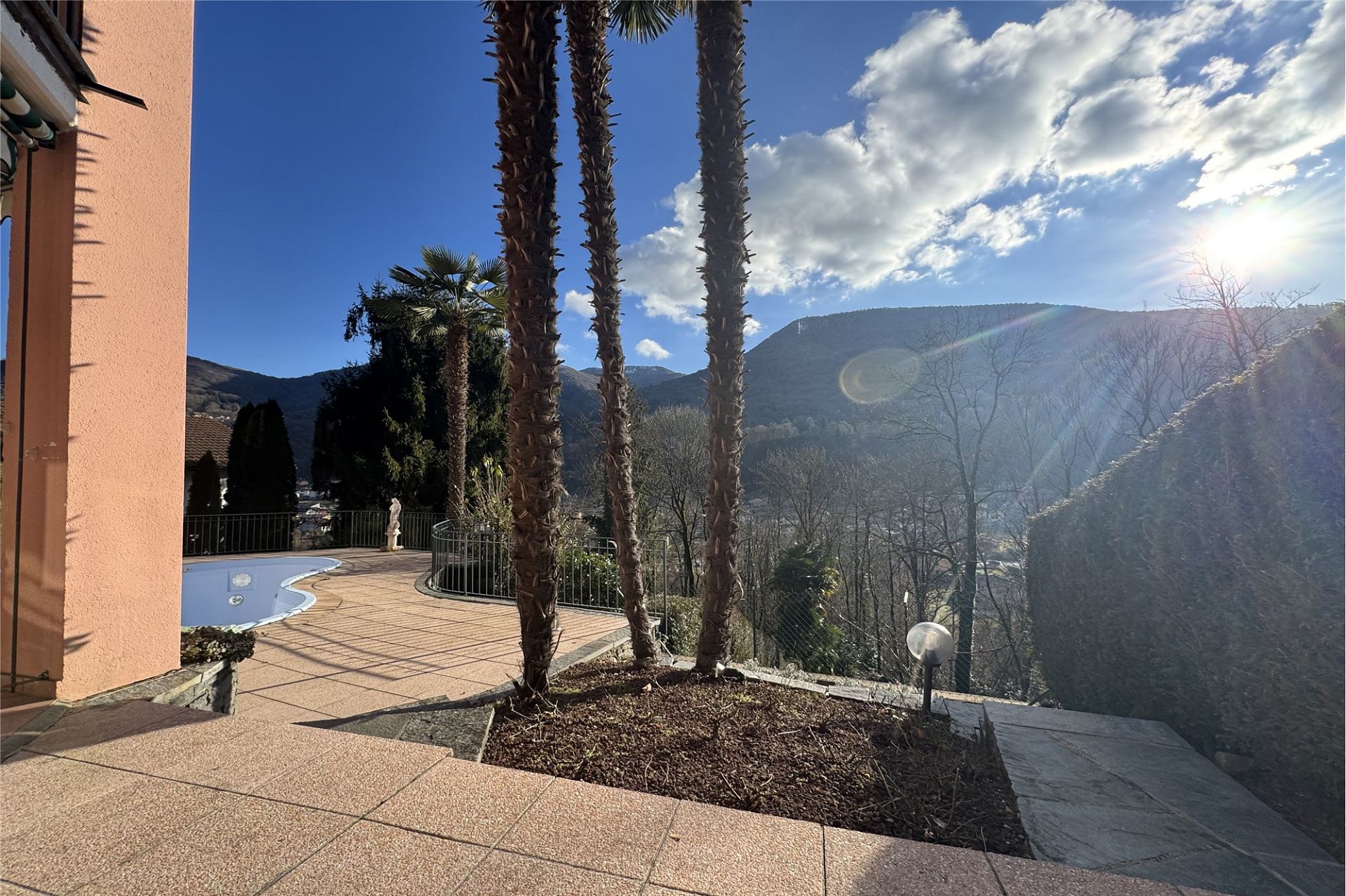 Terrasse mit Pool und Bergblick