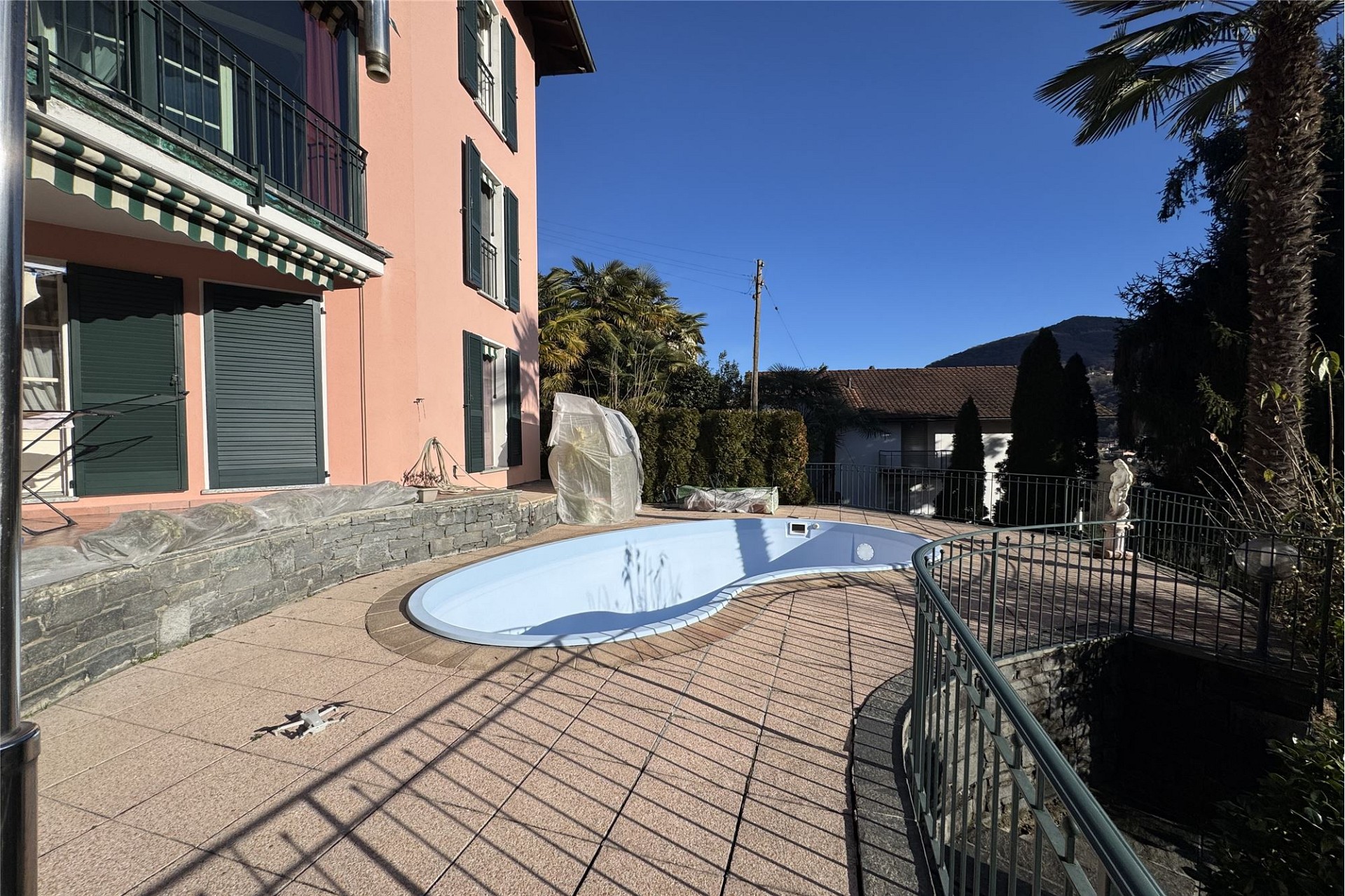 Terrasse mit Pool und Garten