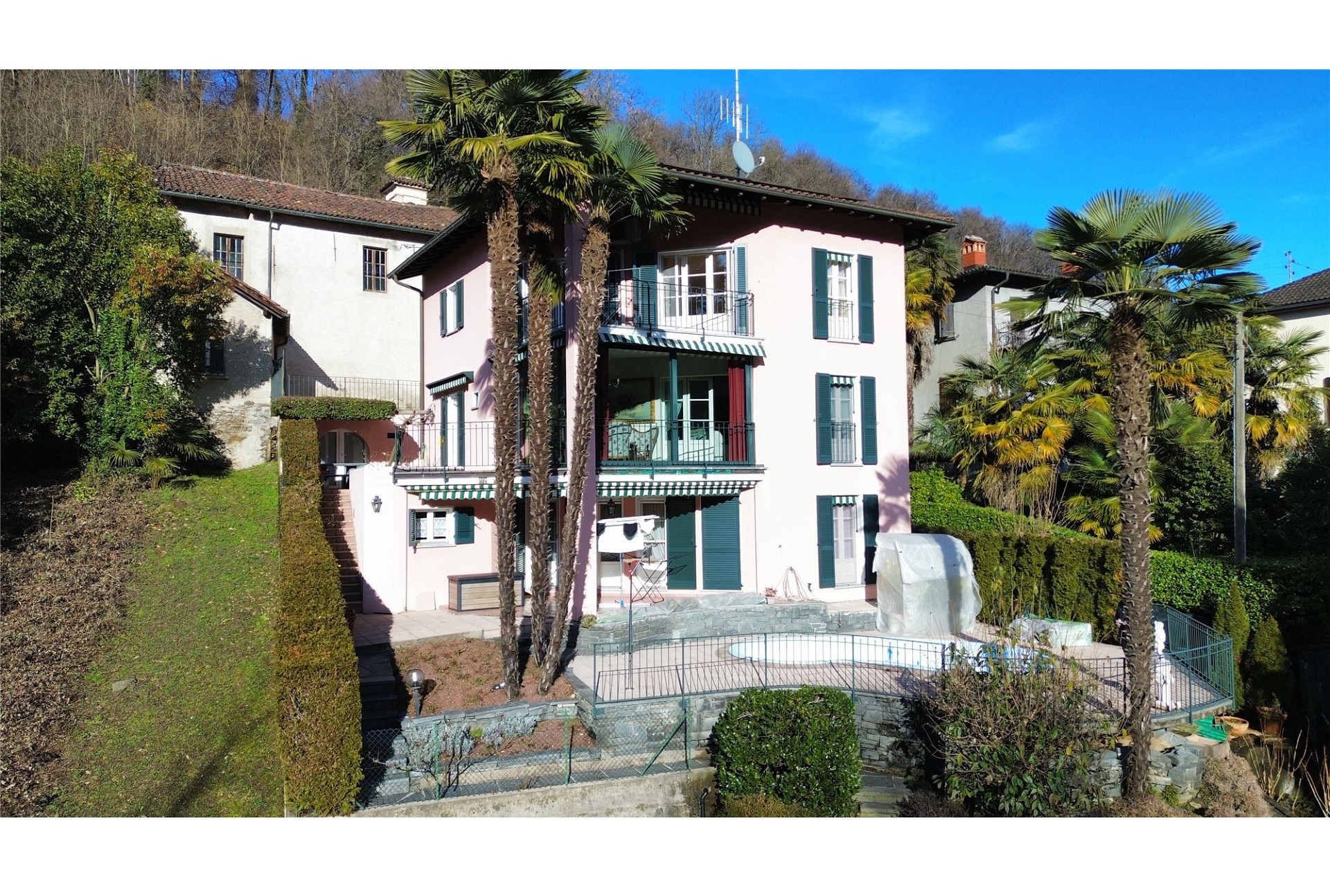 Außenansicht eines mediterranen Wohnhauses mit Garten und Pool