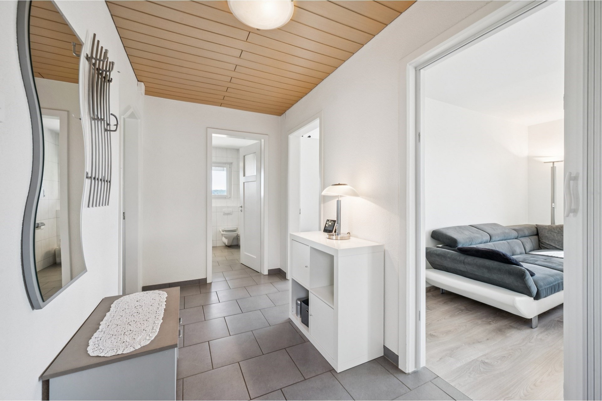 Heller Flur mit Blick in Bad und Wohnraum