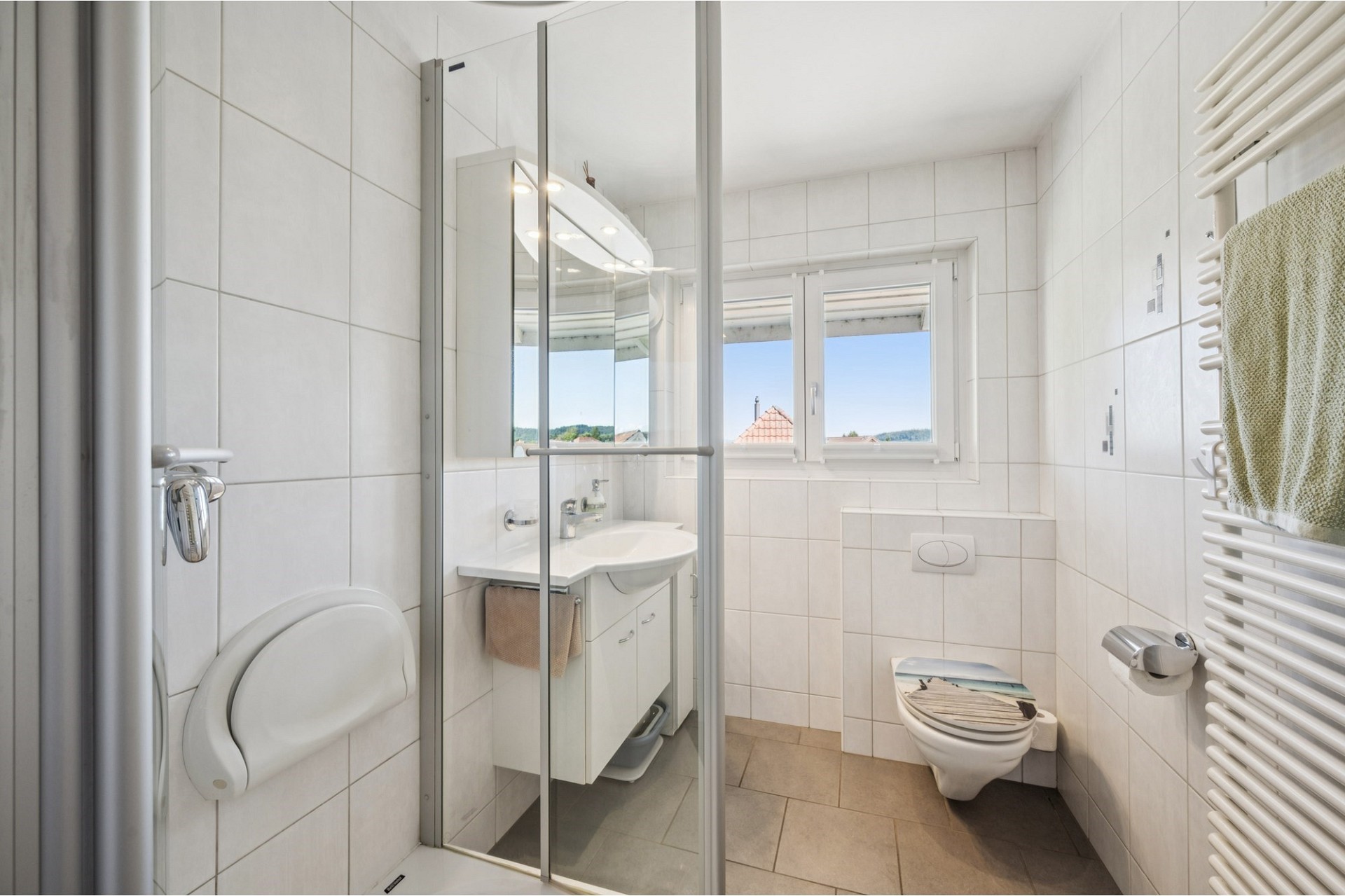 Helles Badezimmer mit WC und Dusche