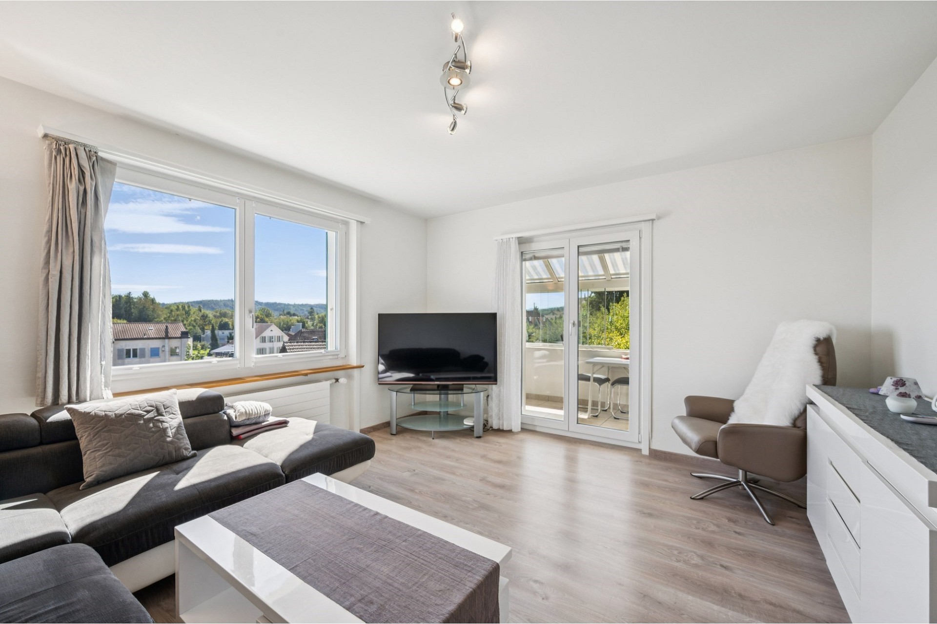 Helles Wohnzimmer mit Balkonblick