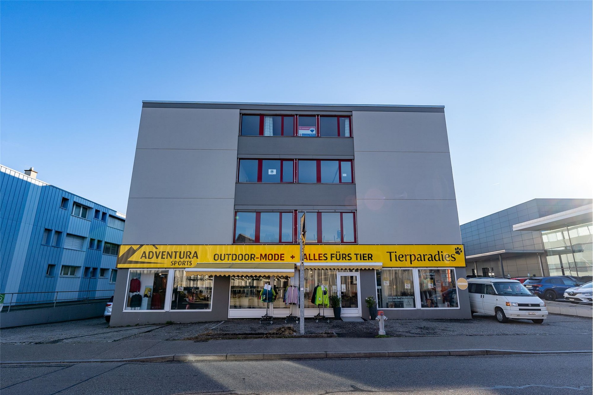 Gewerbegebäude mit Ladenfront