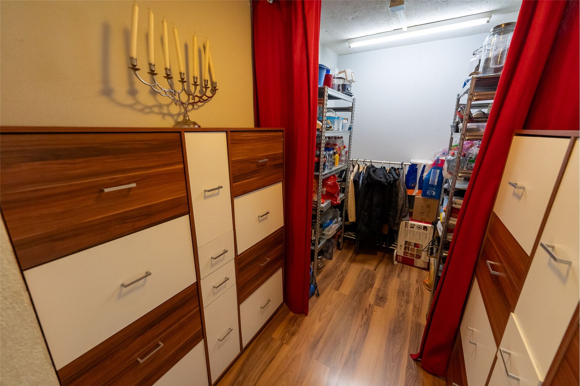 Ankleidezimmer mit Stauraum