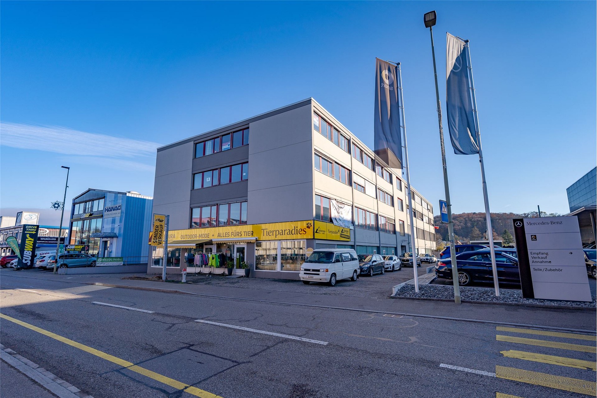 Gewerbegebäude an einer Straße