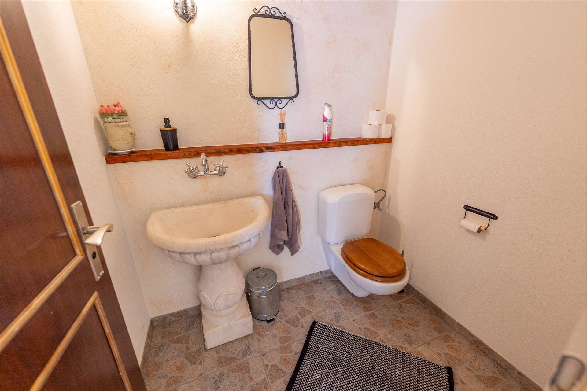 Gäste-WC mit Waschbecken und Toilette