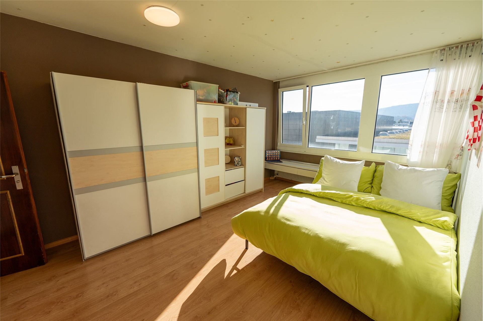 Helles Schlafzimmer mit großer Fensterfront