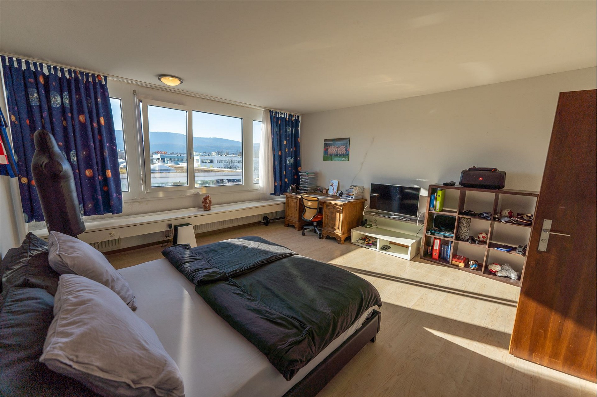 Schlafzimmer mit Blick nach draußen