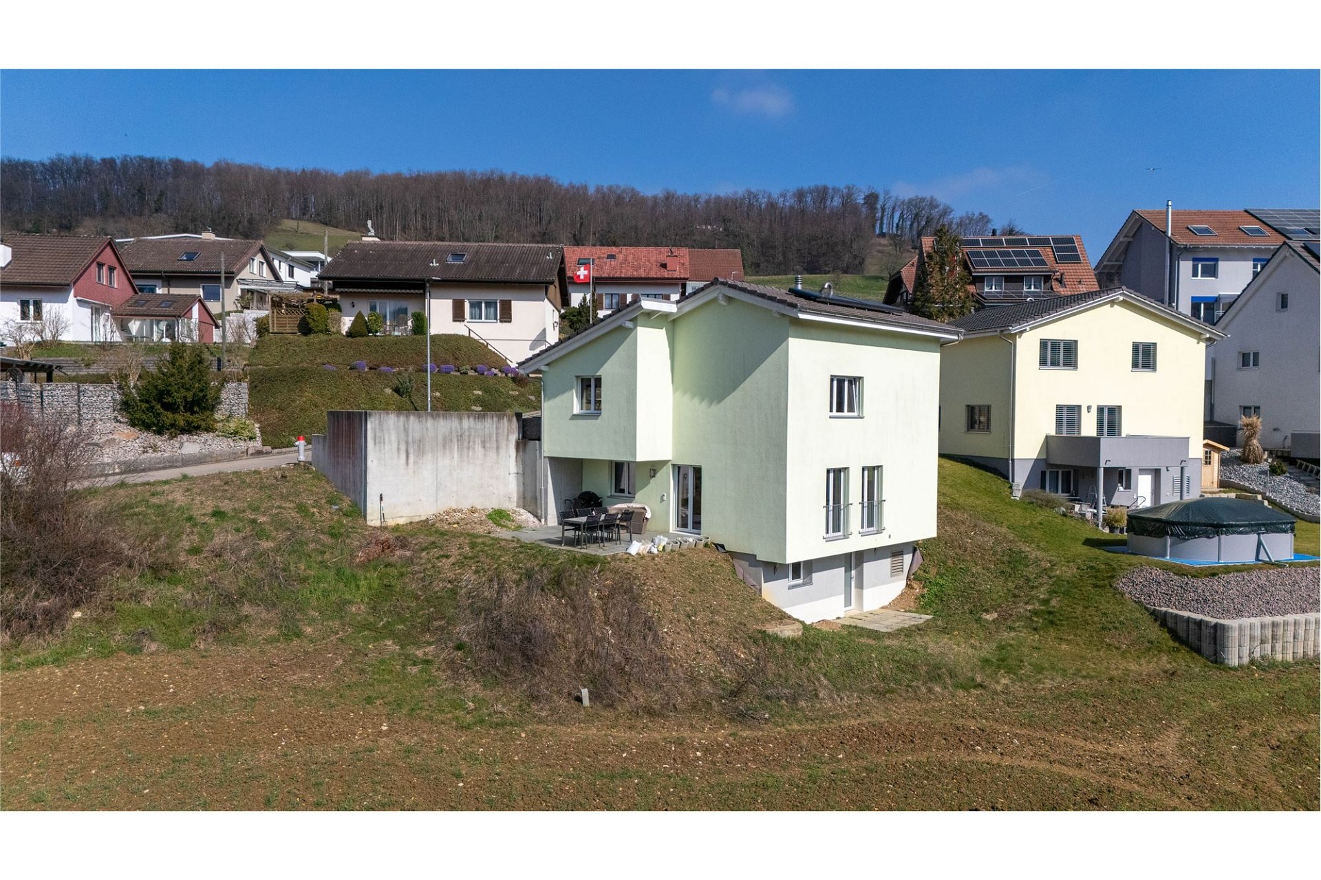 Wohnhaus in Hanglage mit Garten