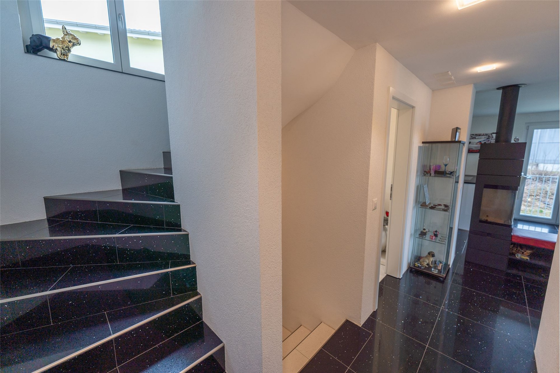 Moderner Flur mit Treppe und Kamin