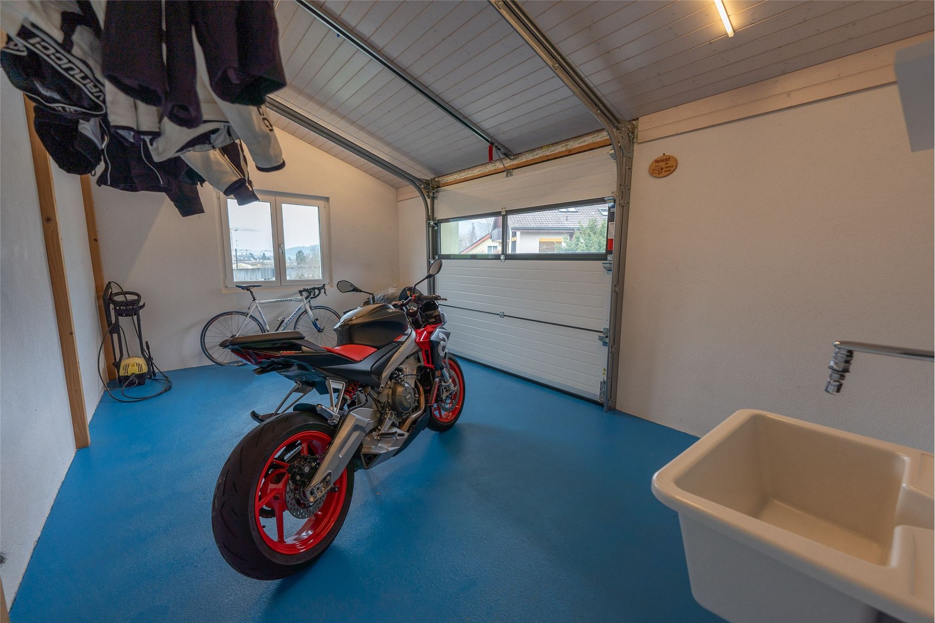 Garage mit Motorrad und Abstellfläche