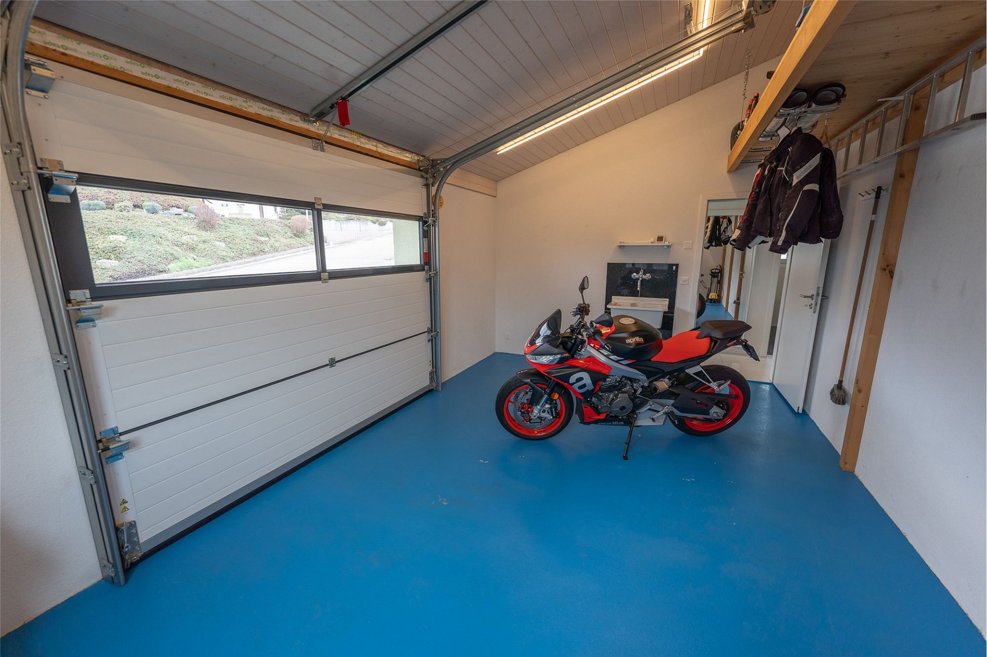 Garage mit Motorrad und Stauraum