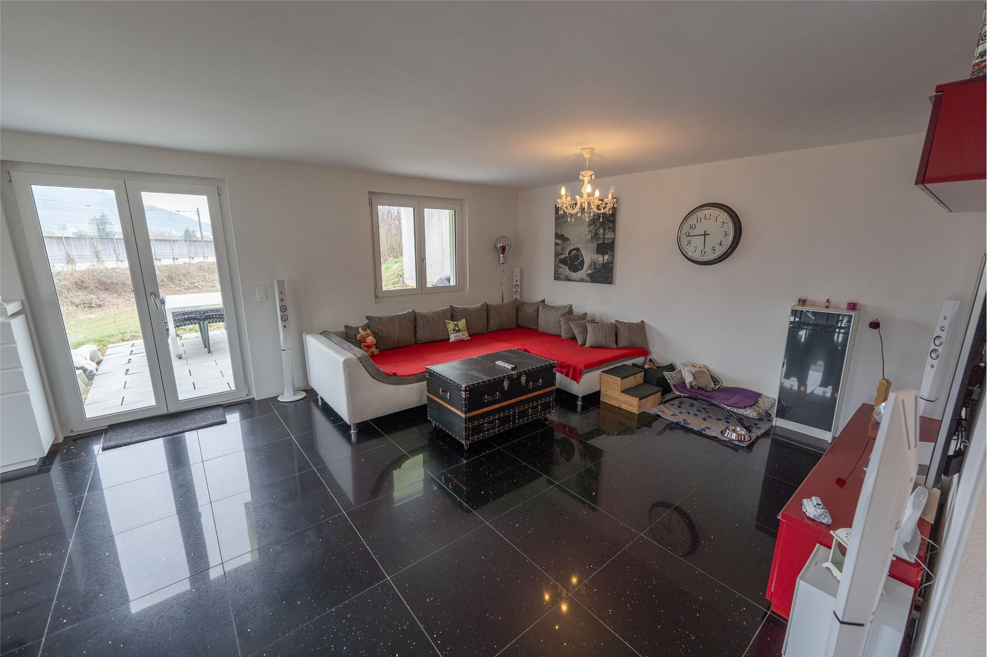 Wohnzimmer mit Terrasse und großer Eckliege
