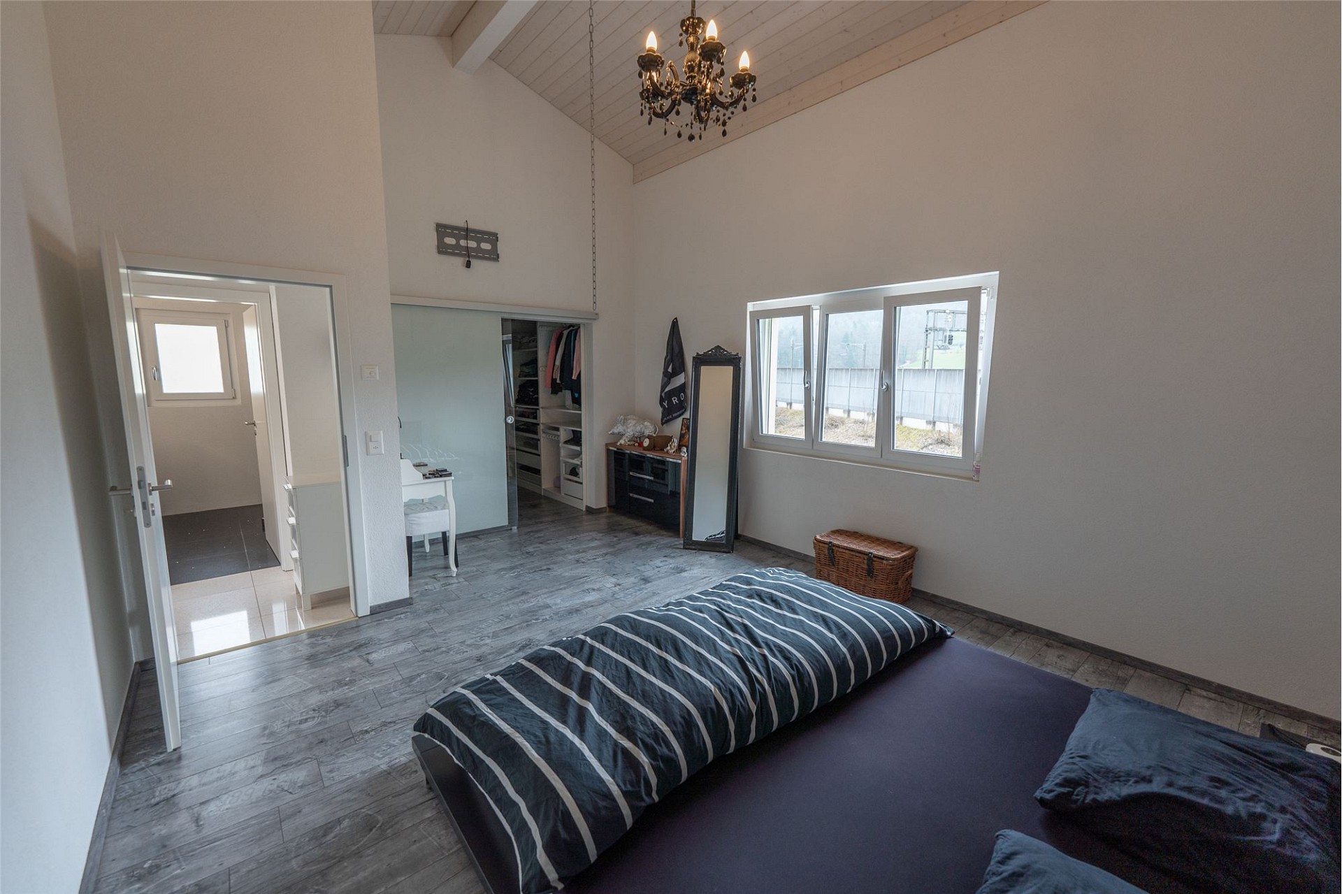 Helles Schlafzimmer mit hohem Dachstuhl