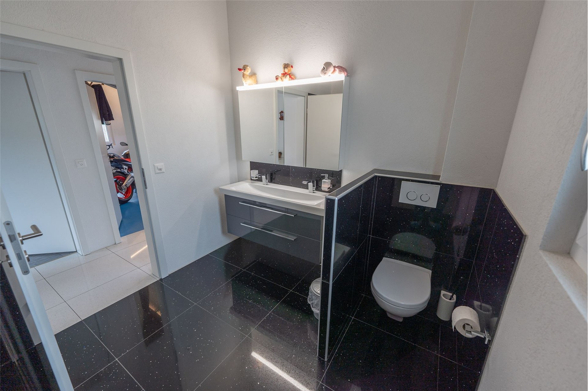 Modernes Gäste-WC mit Waschtisch