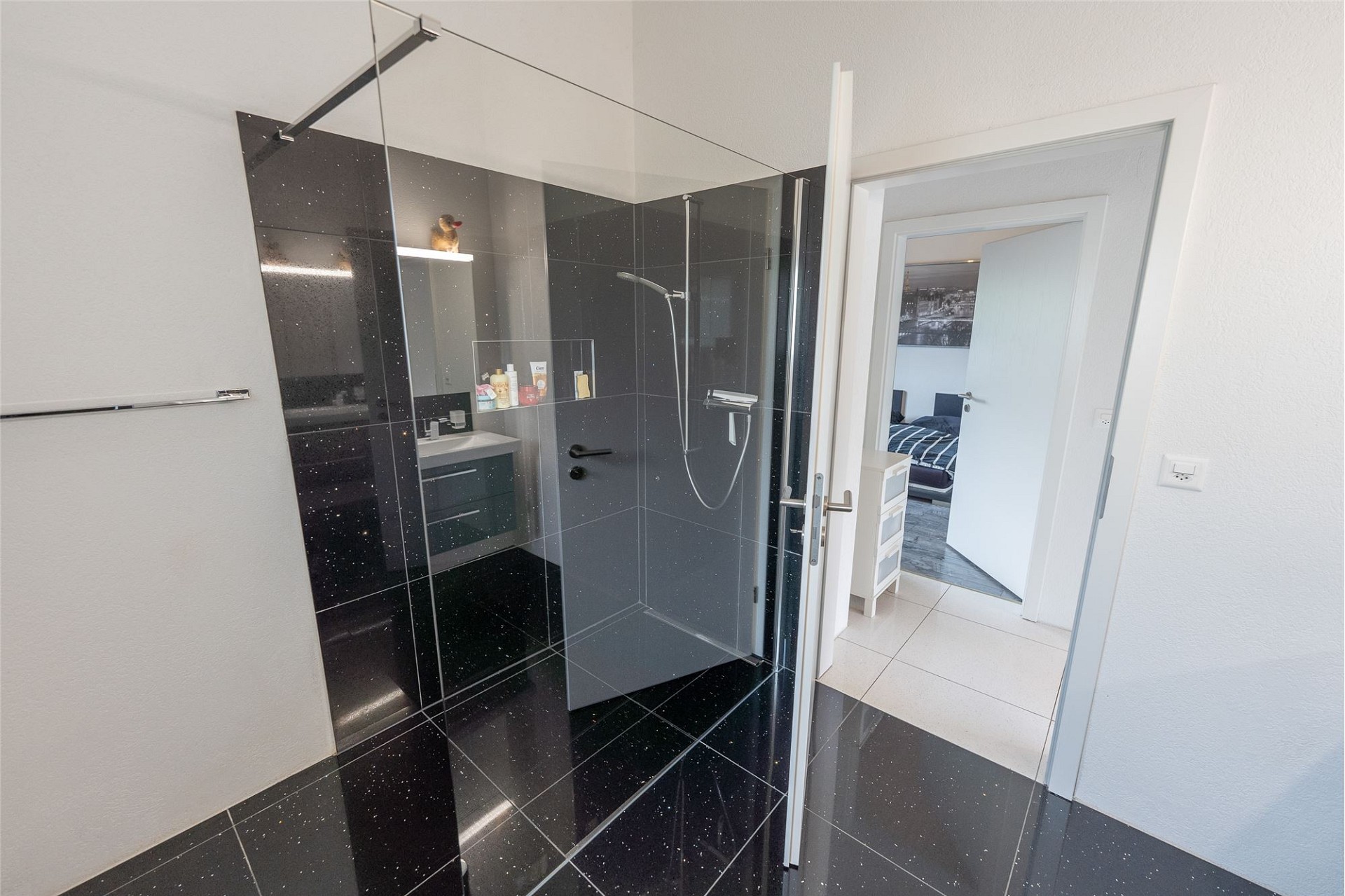 Modernes Badezimmer mit begehbarer Dusche