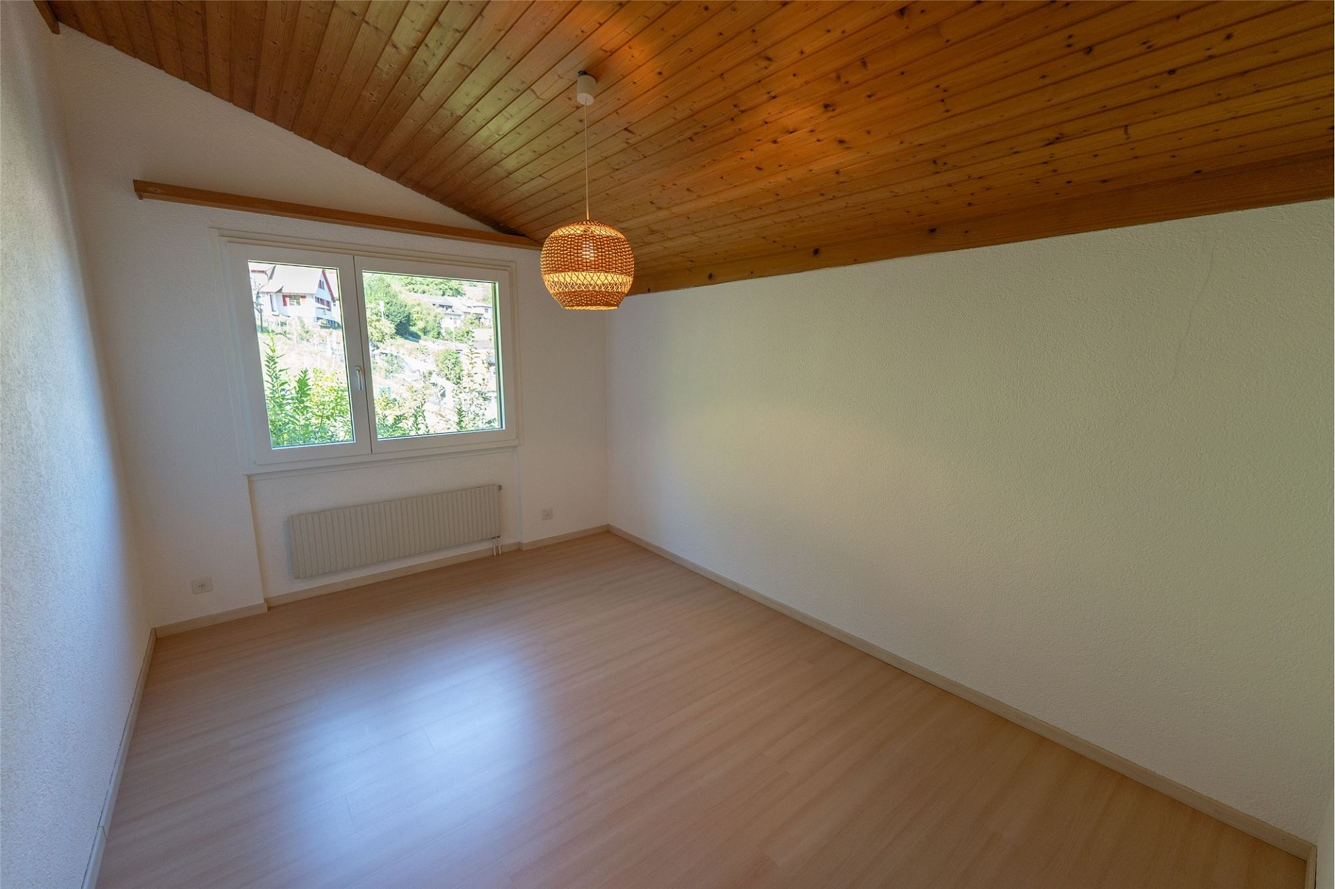 Leeres Dachzimmer mit Holzdecke