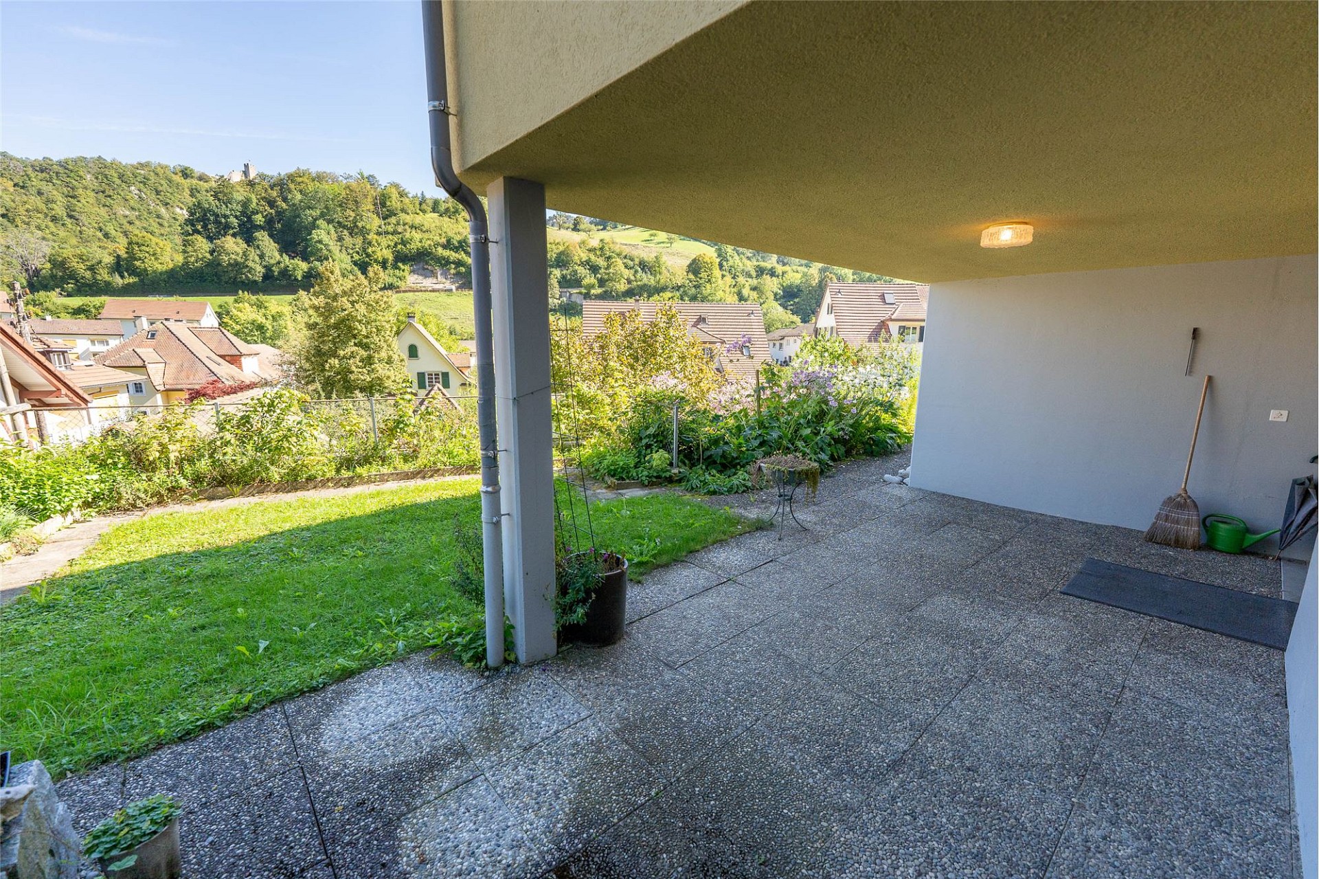 Überdachte Terrasse mit Gartenblick