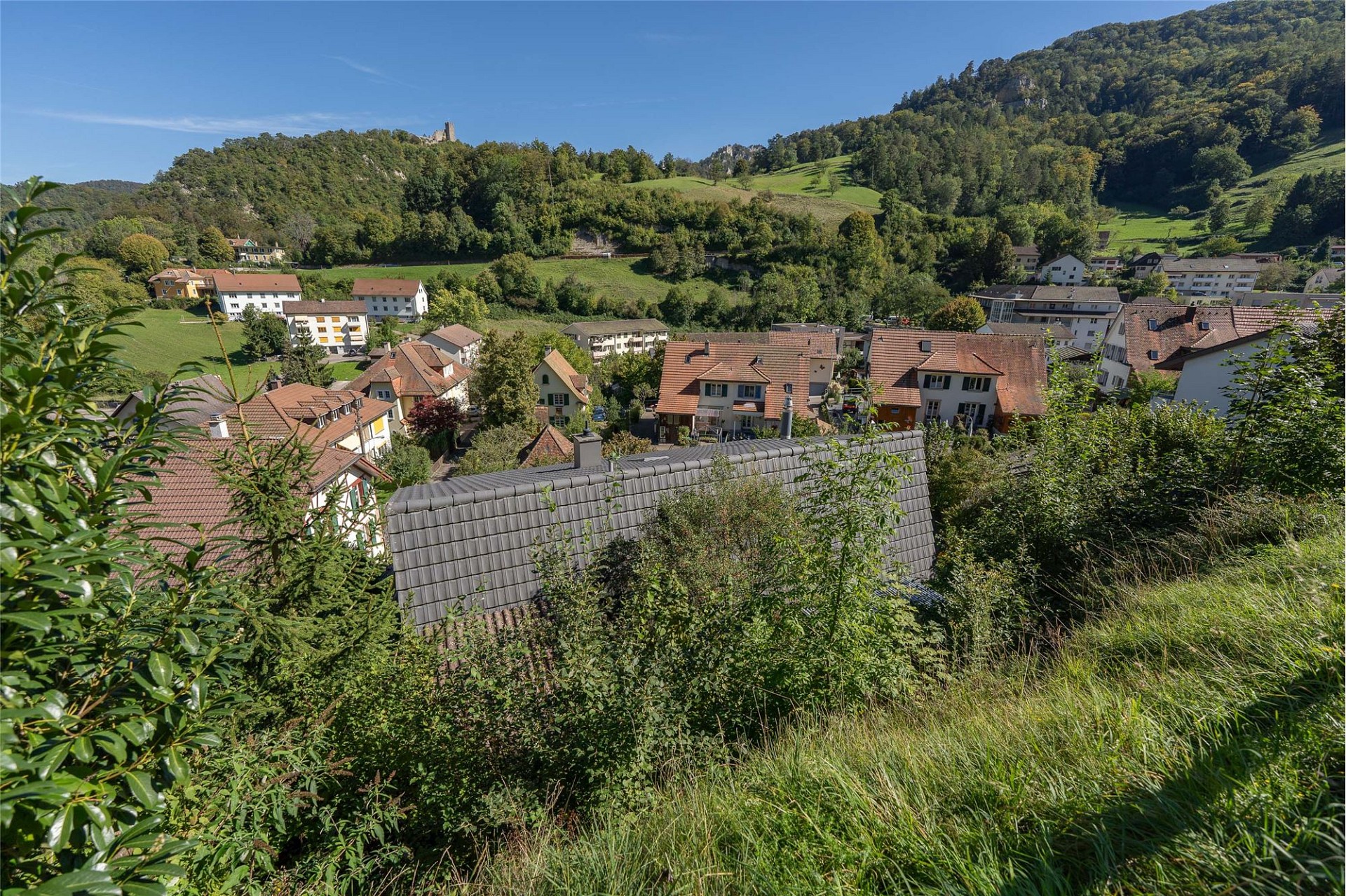 Landschaftsblick auf ein Dorf im Tal