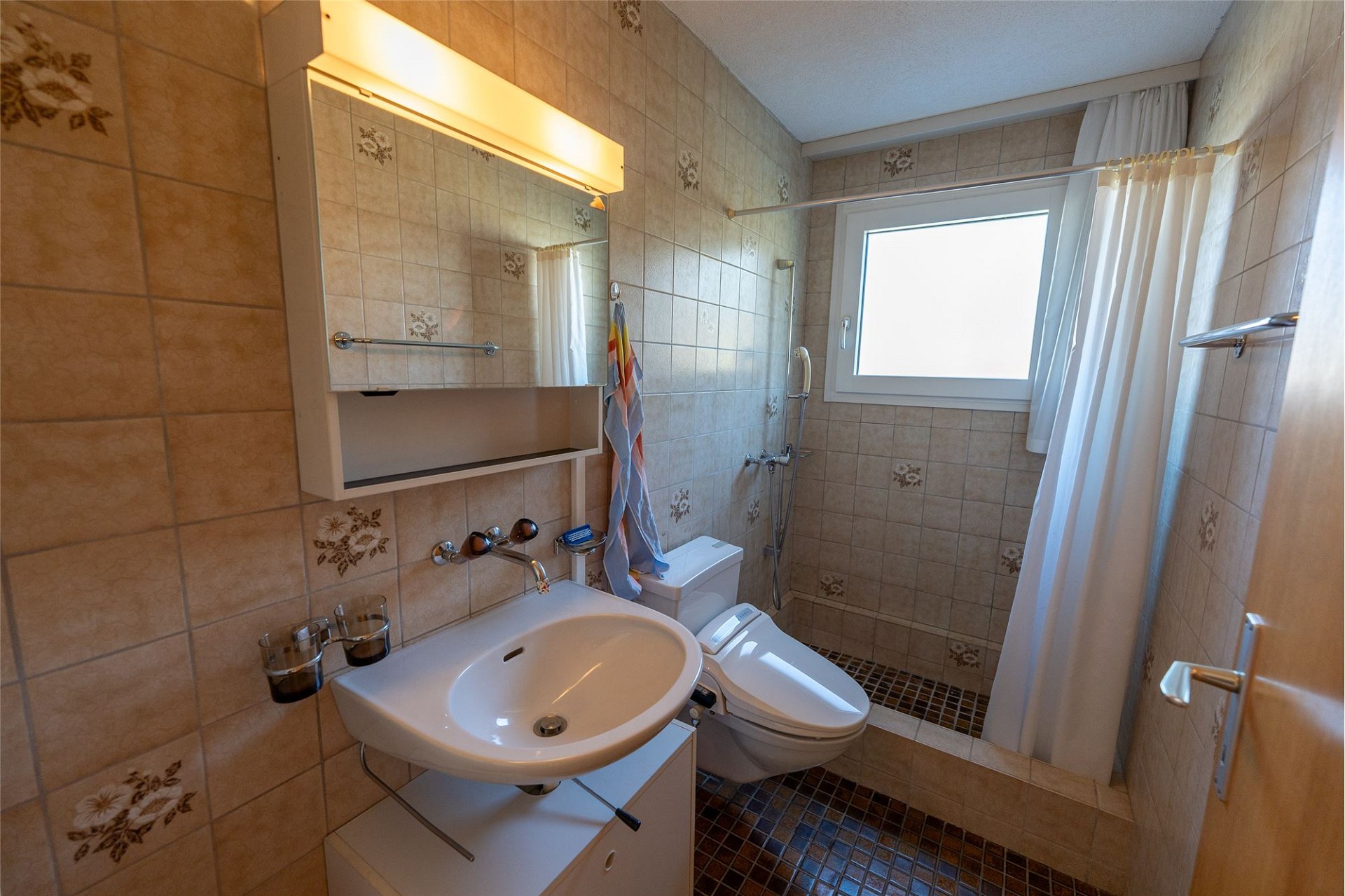 Kompaktes Badezimmer mit Dusche und Waschbecken