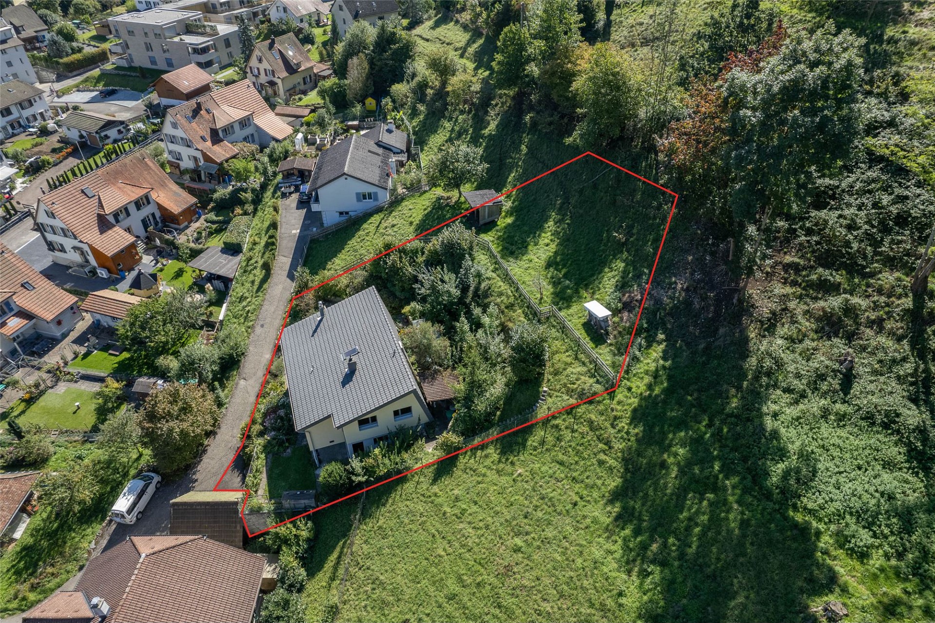 Luftaufnahme eines Grundstücks in Hanglage