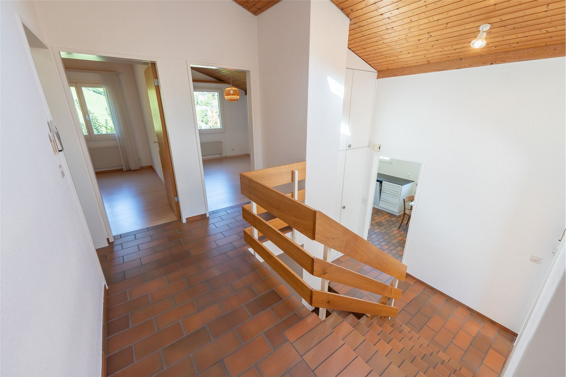 Treppenhaus mit Fliesenboden