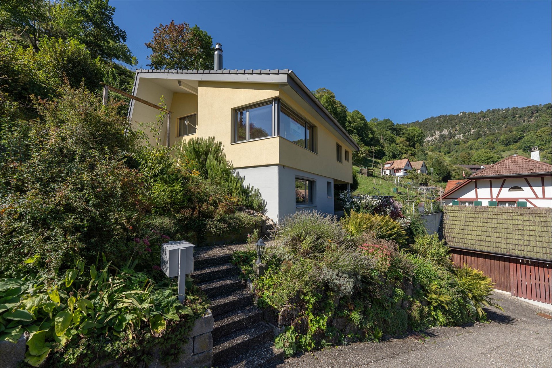 Außenansicht eines freistehenden Hauses am Hang