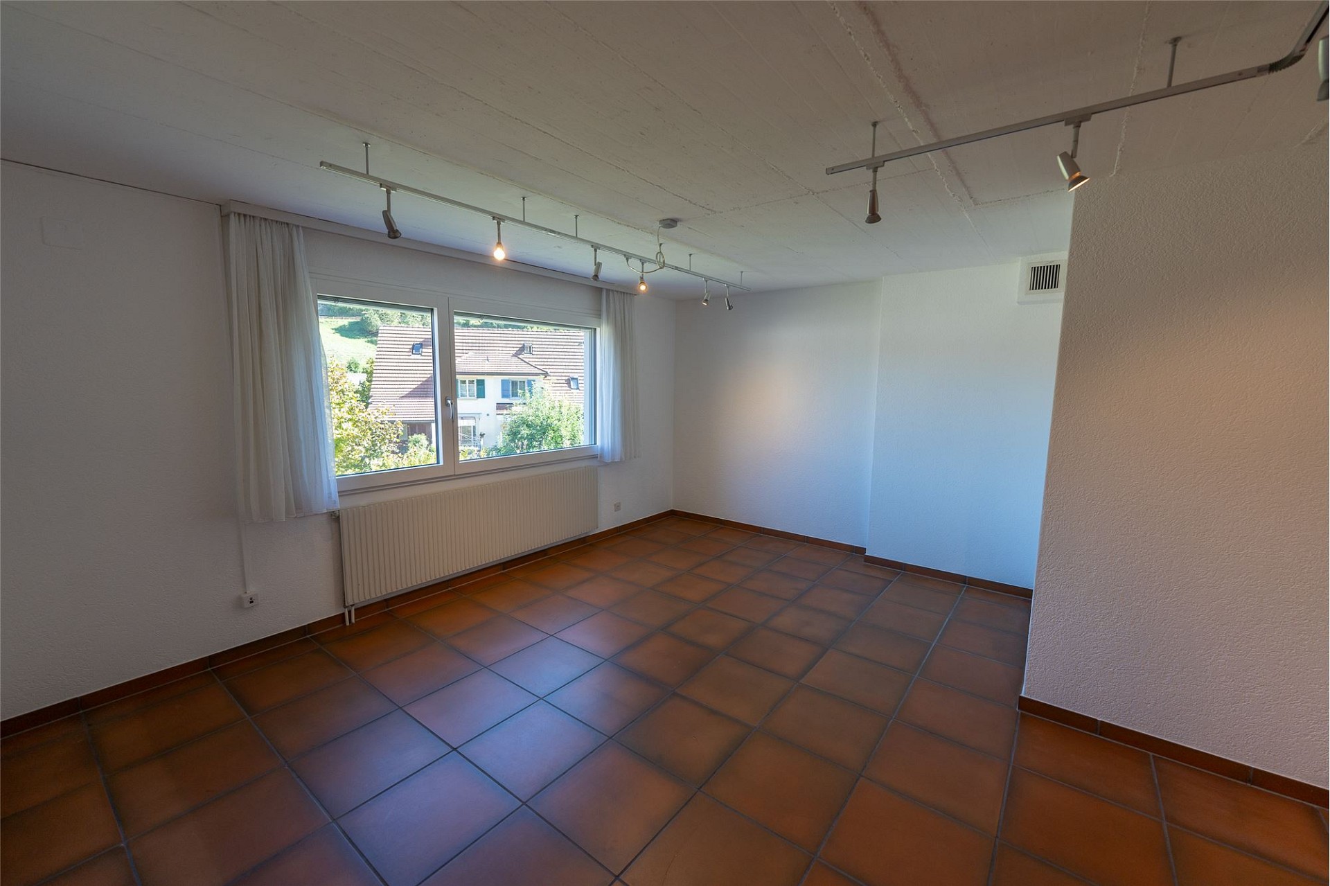 Leerer Wohnraum mit Fensterfront