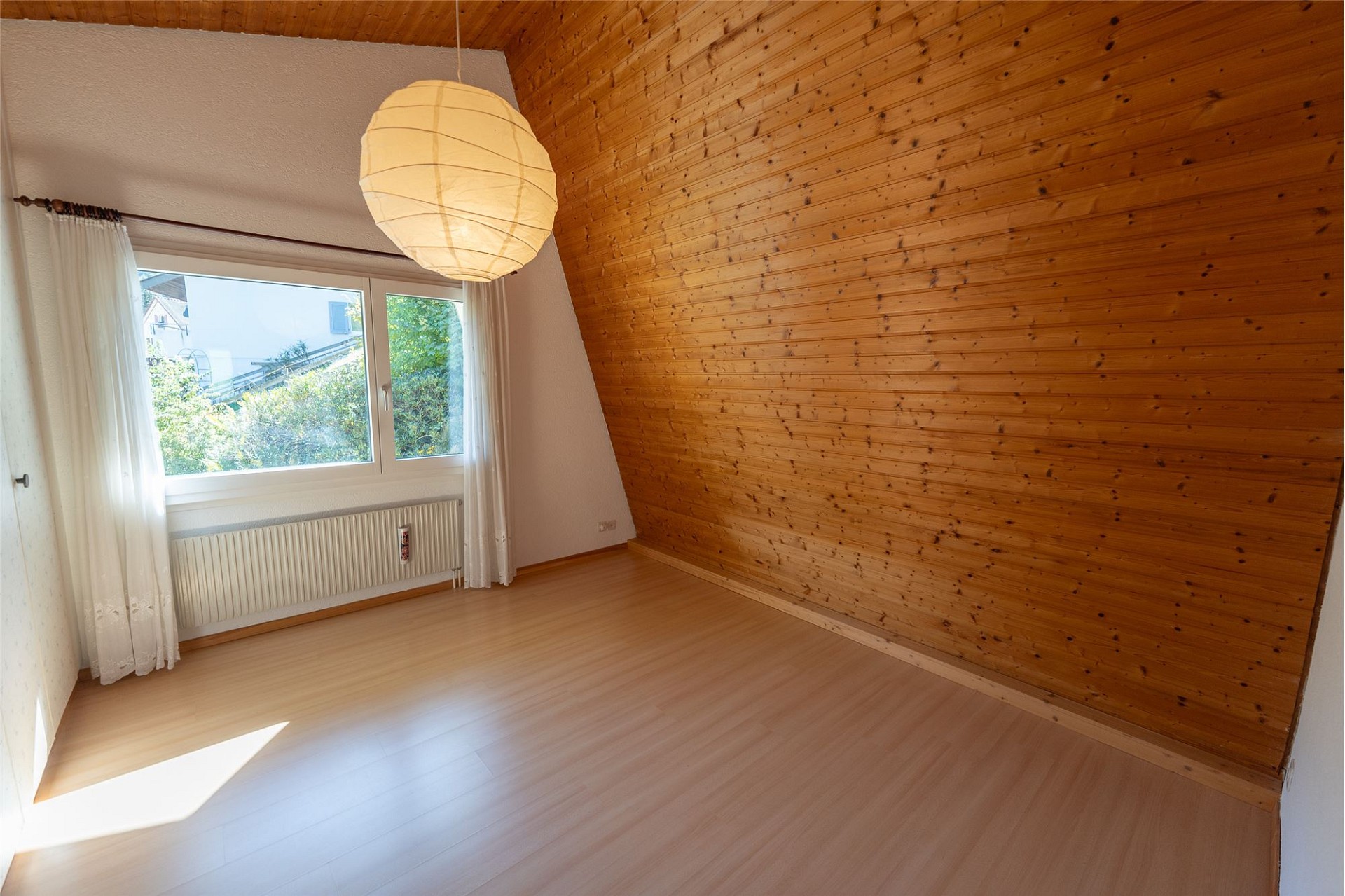 Heller leerer Raum mit Holzvertäfelung