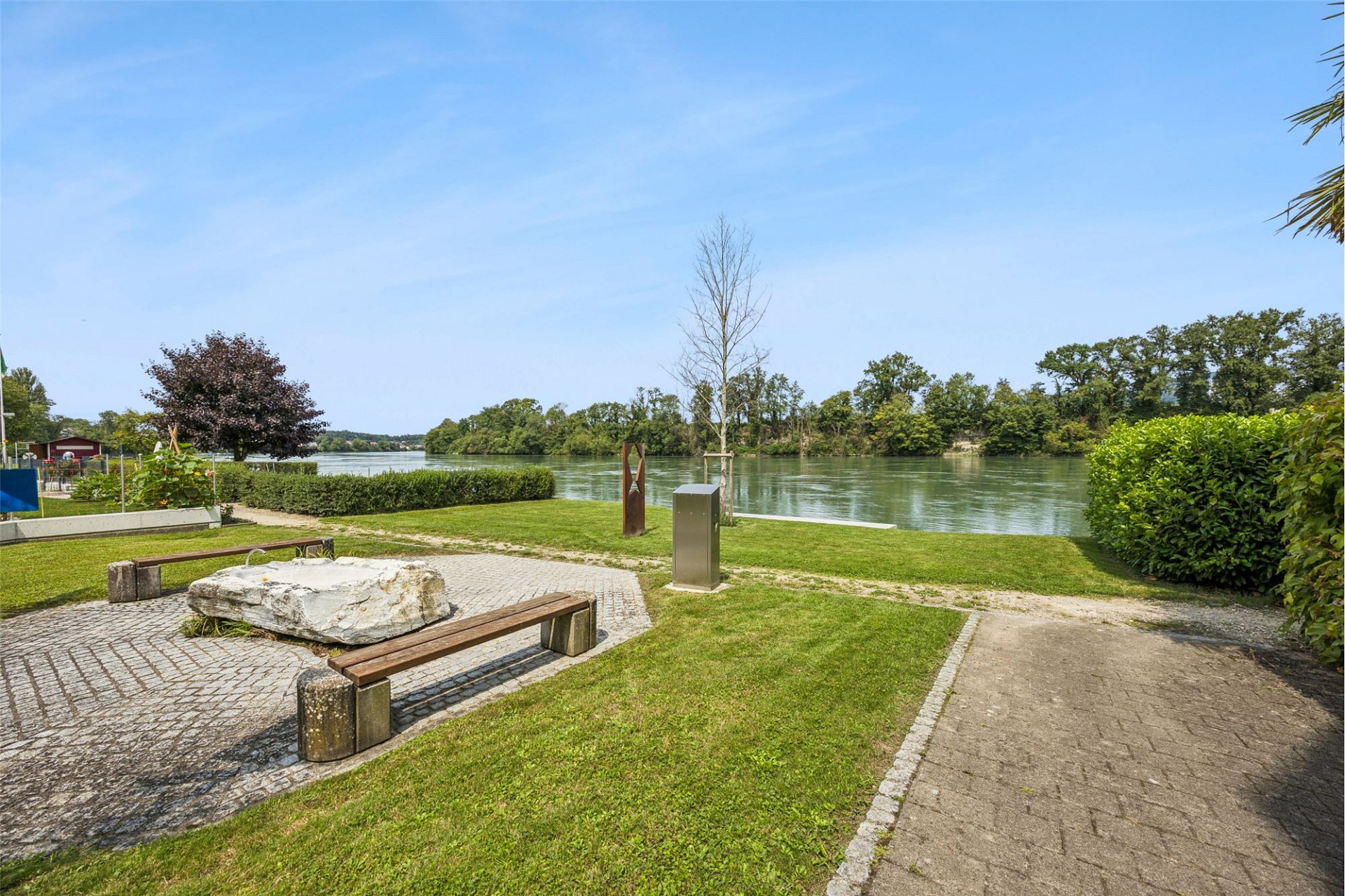 Uferpark mit Blick auf einen Fluss