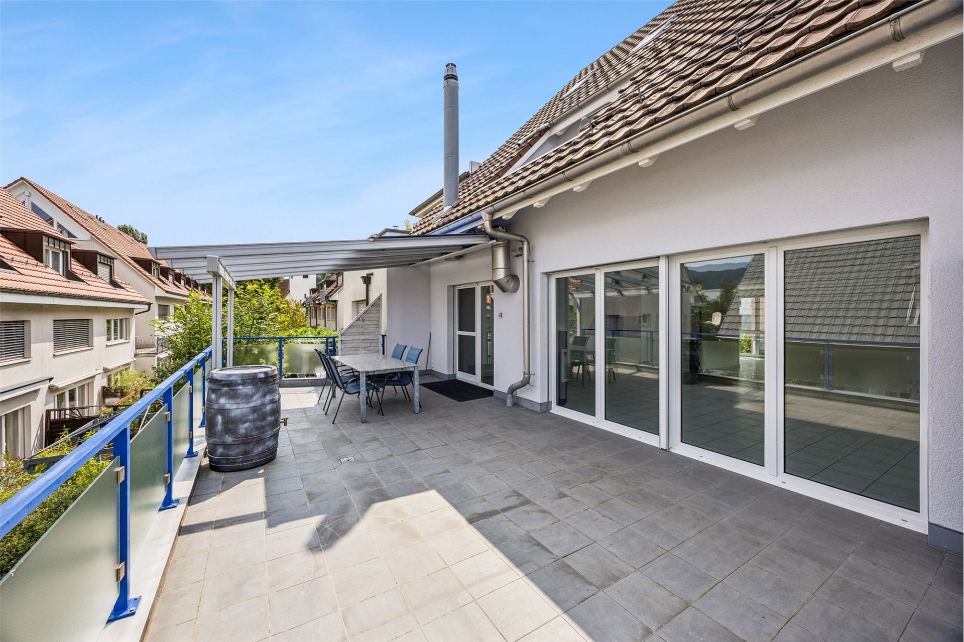 Große Dachterrasse mit Markise und Sitzbereich