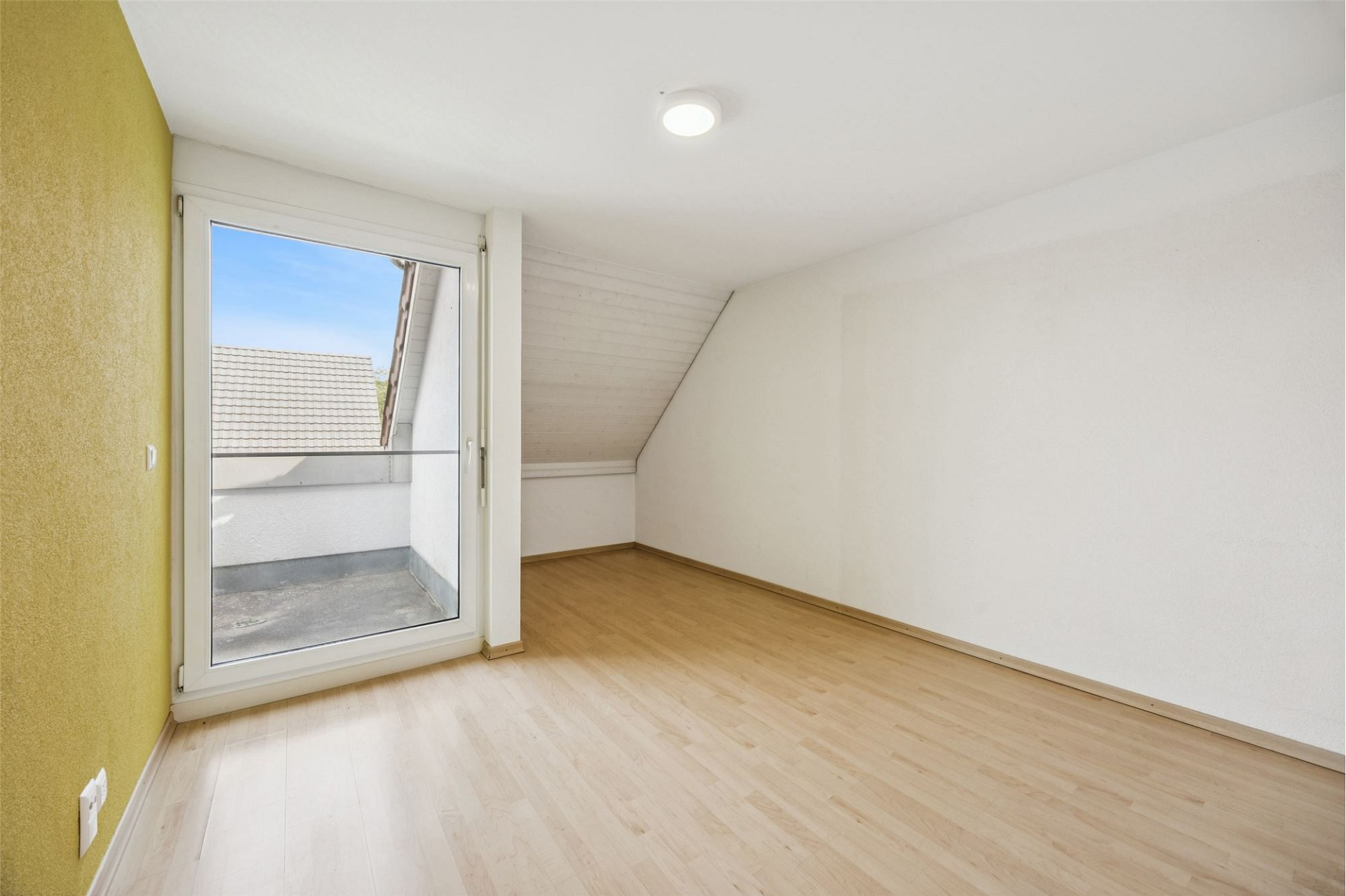 Helles Dachzimmer mit Balkonzugang