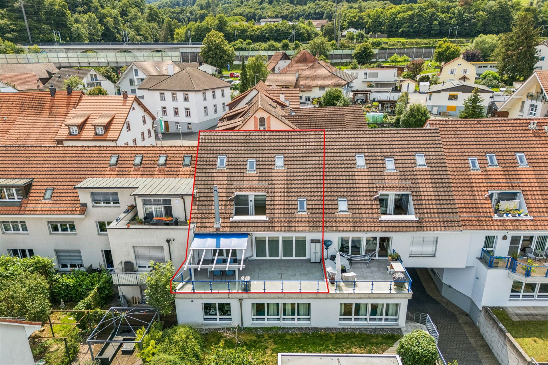 Drohnenansicht eines Wohnhauses mit Dachterrasse
