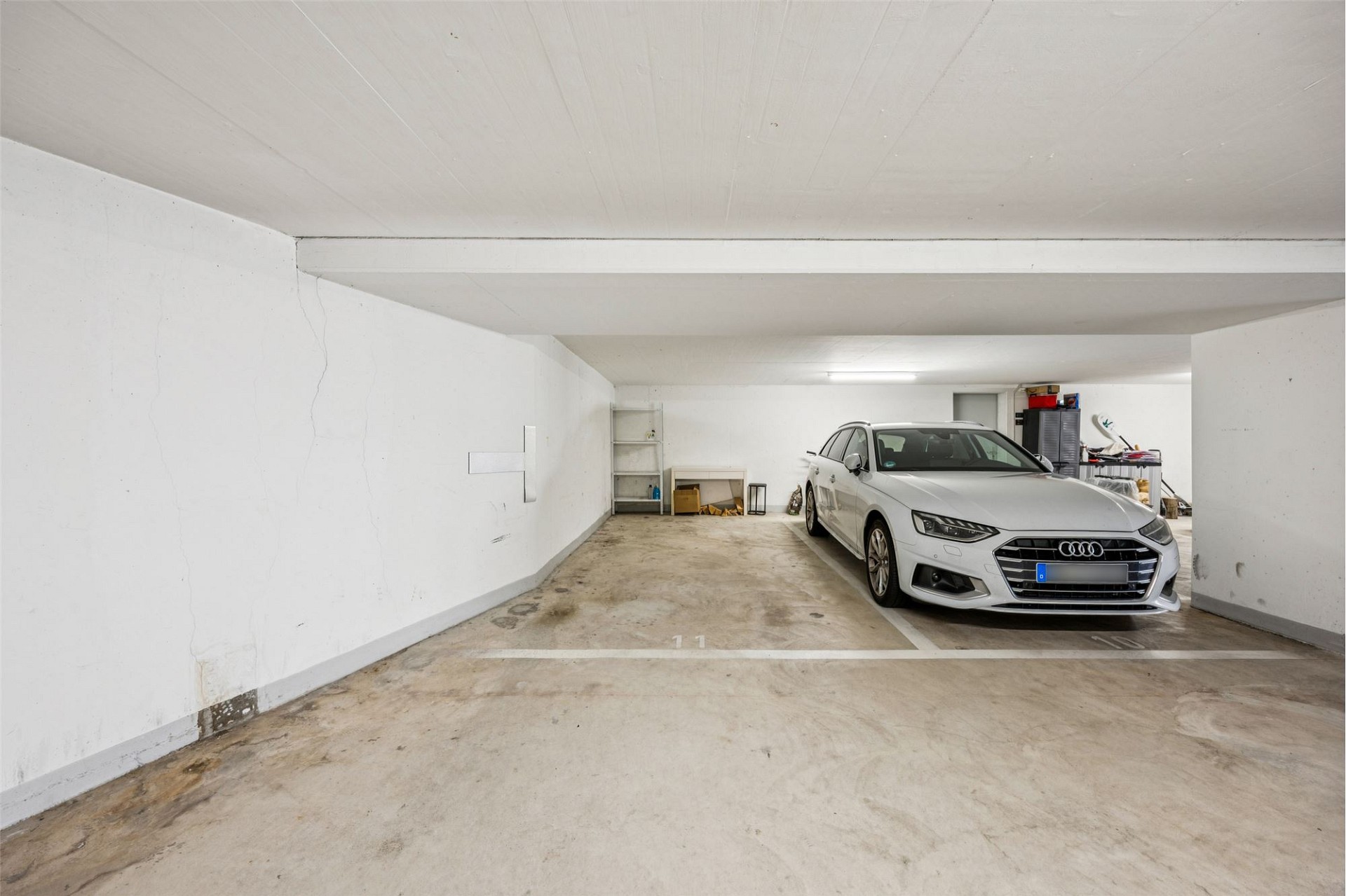 Tiefgarage mit Stellplatz und geparktem Auto