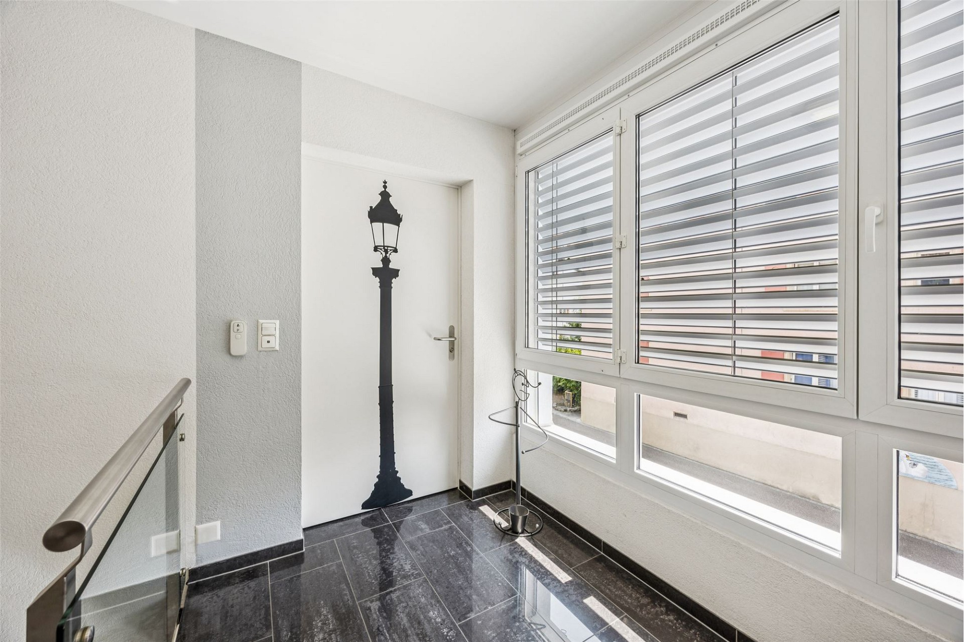 Heller Eingangsbereich mit Fensterfront und Tür