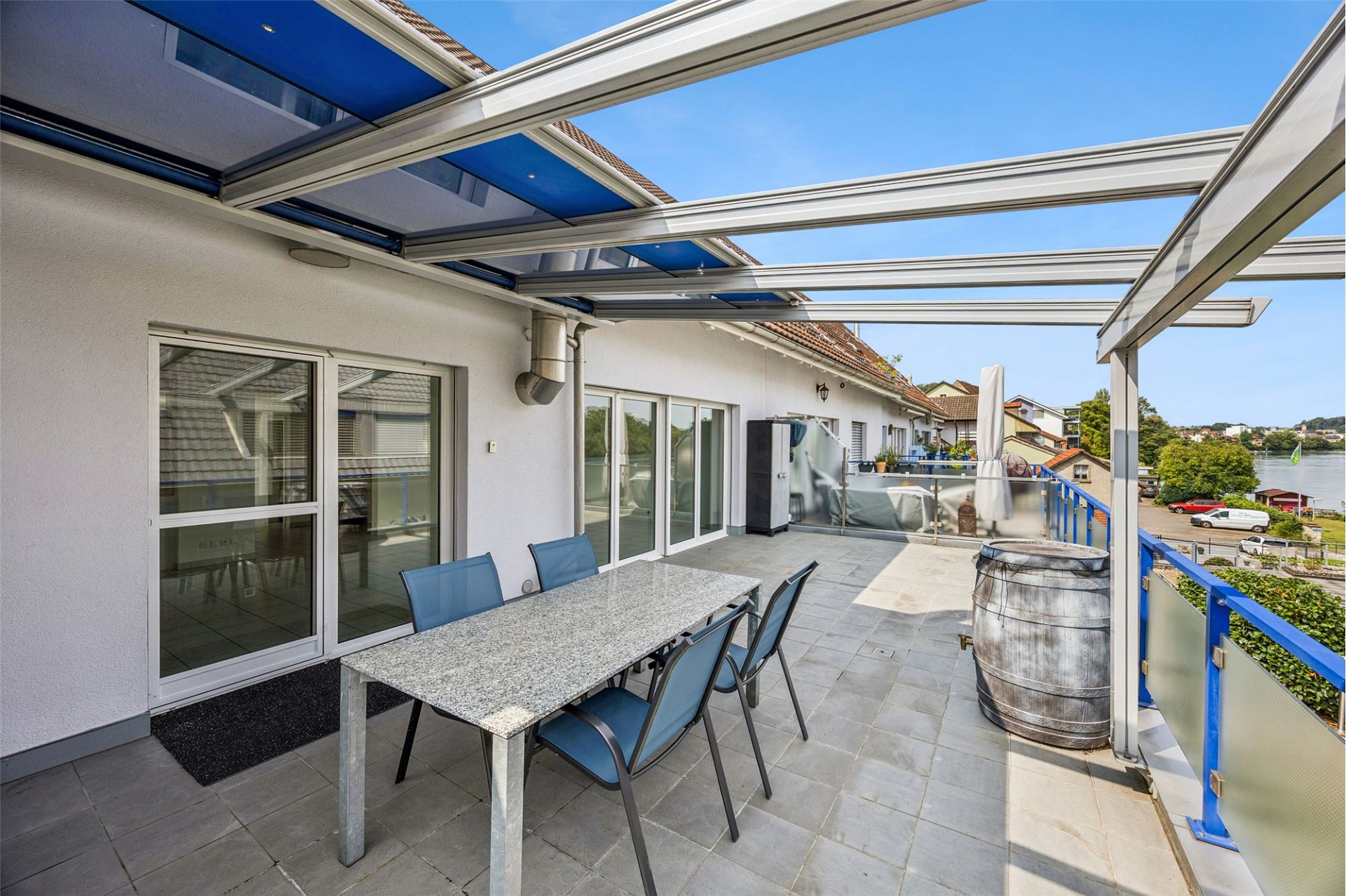 Überdachte Dachterrasse mit Seeblick