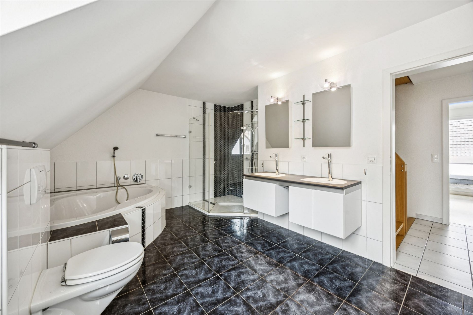 Modernes Dachgeschossbad mit Dusche, Wanne und Doppelwaschbecken
