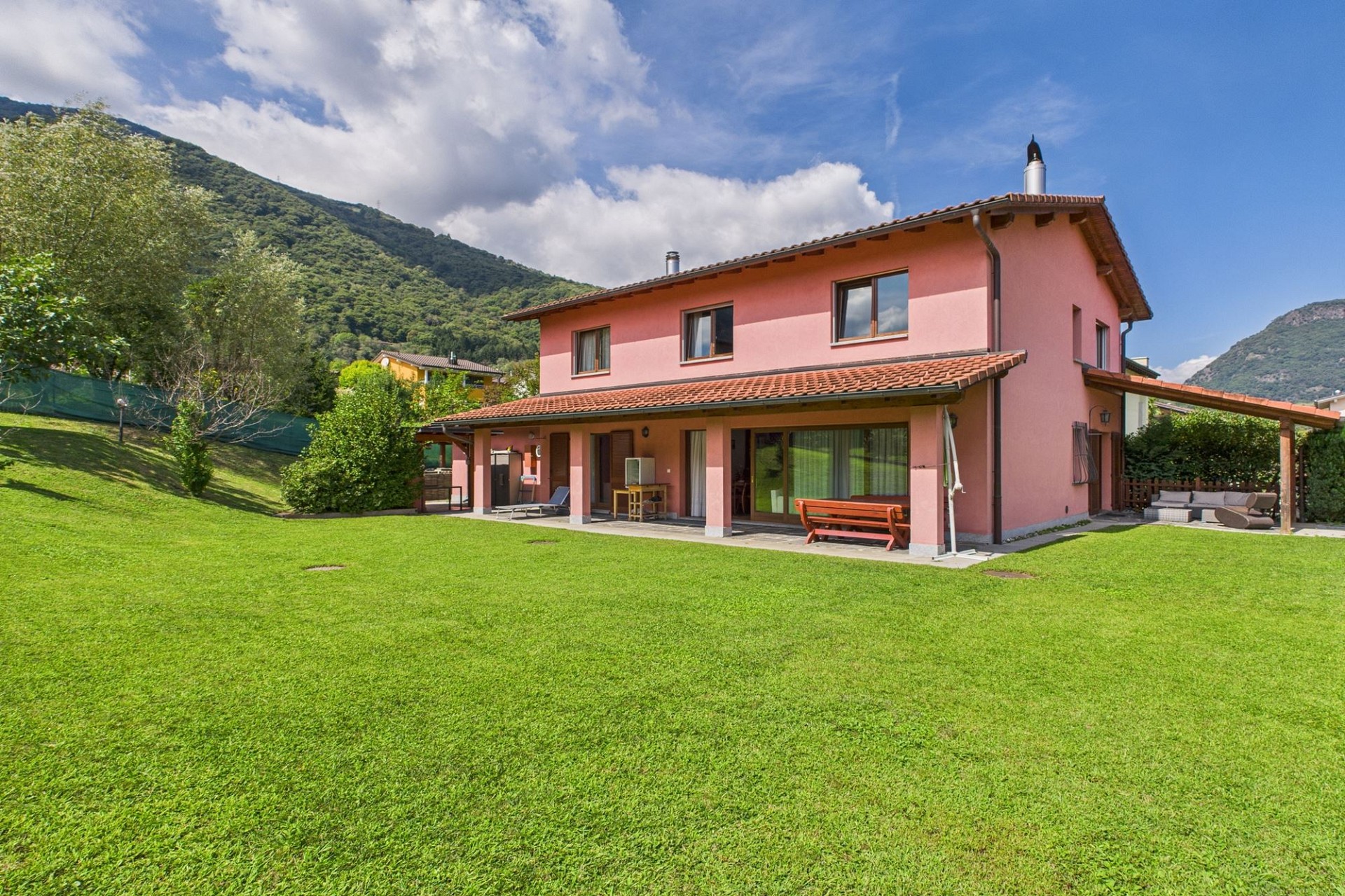 Einfamilienhaus mit Garten und Bergblick