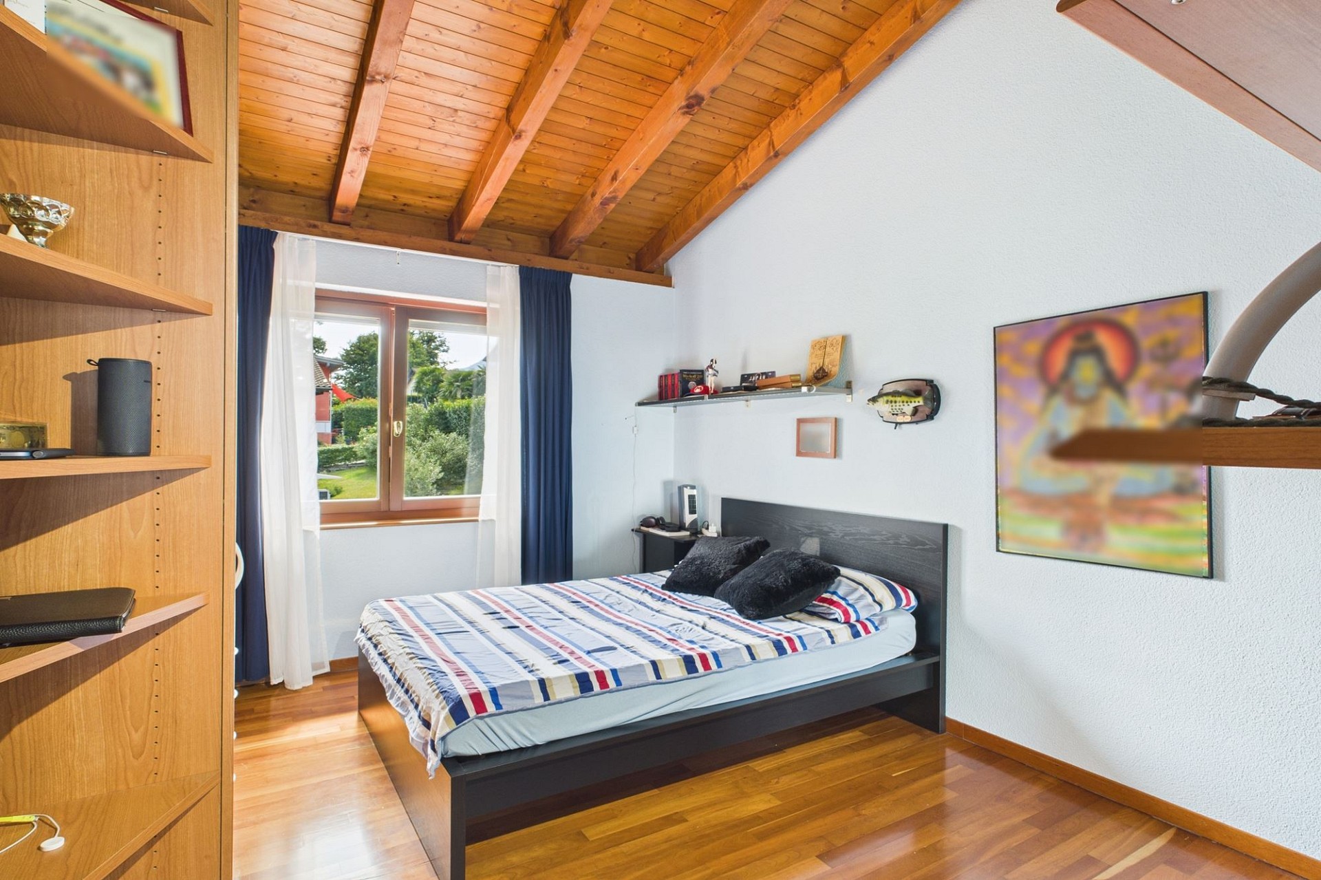 Helles Schlafzimmer mit Holzdecke