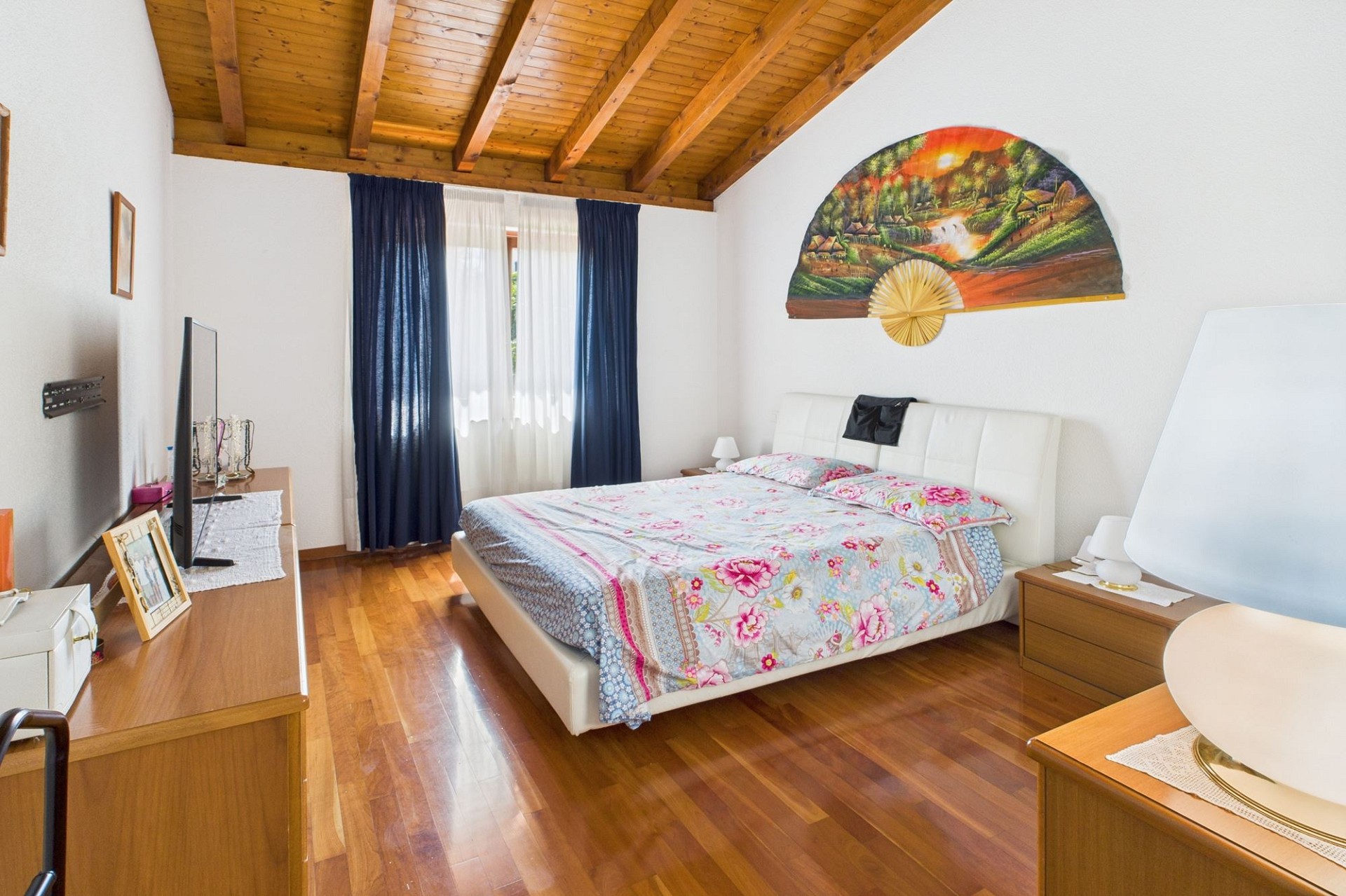 Schlafzimmer mit Holzdecke