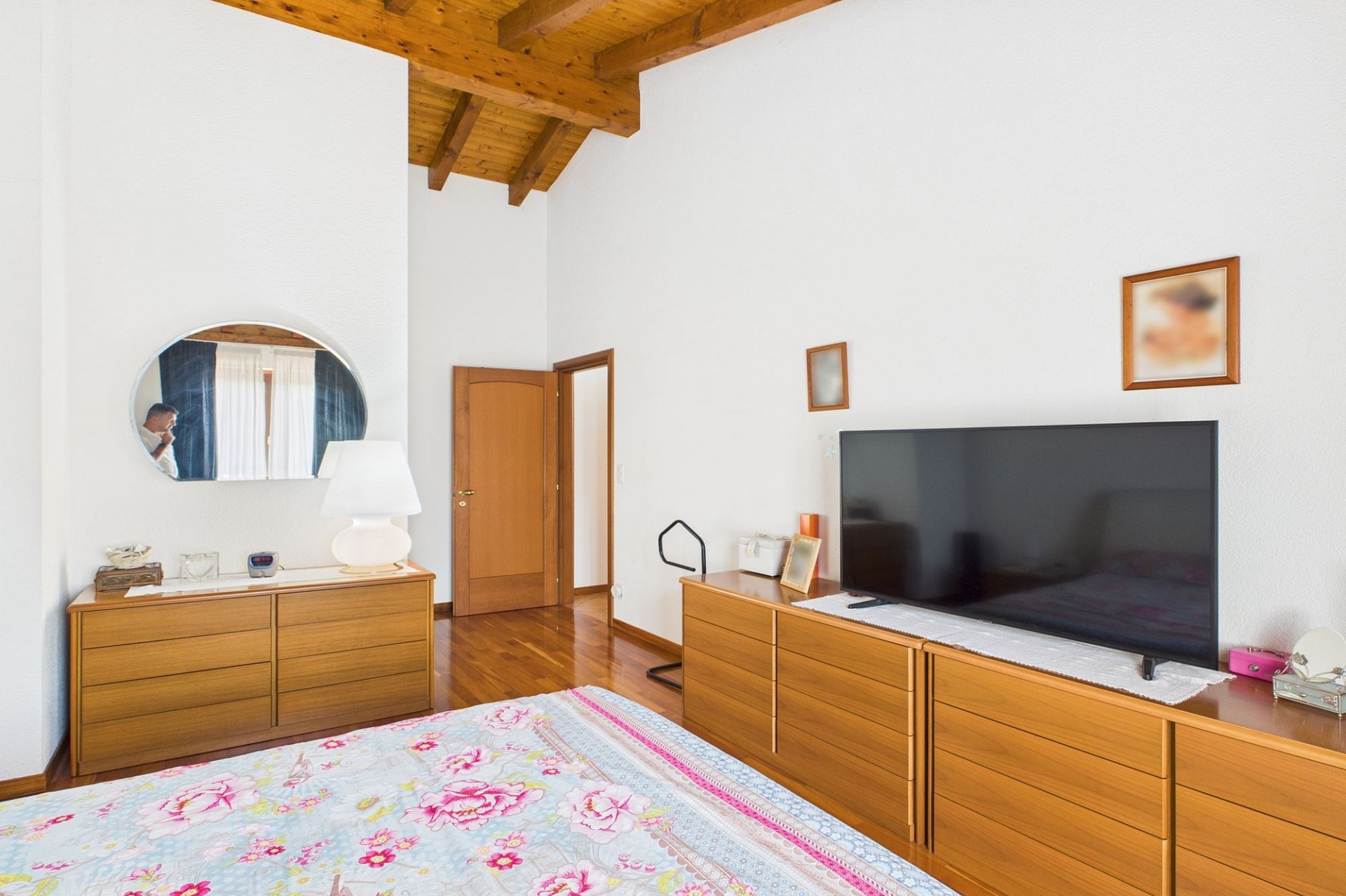 Helles Schlafzimmer mit Holzbalkendecke