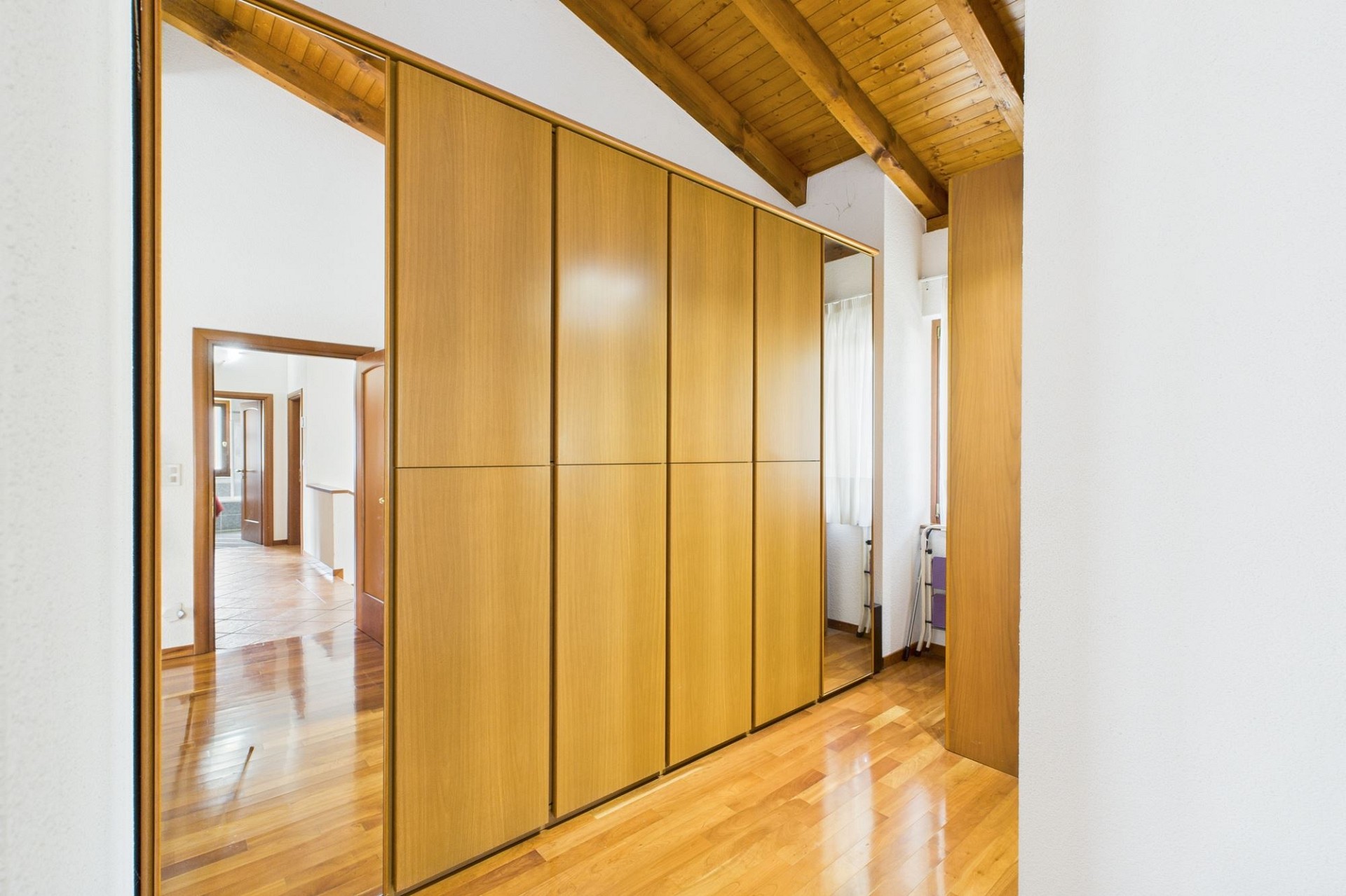 Dachgeschoss-Schlafbereich mit Einbauschrank