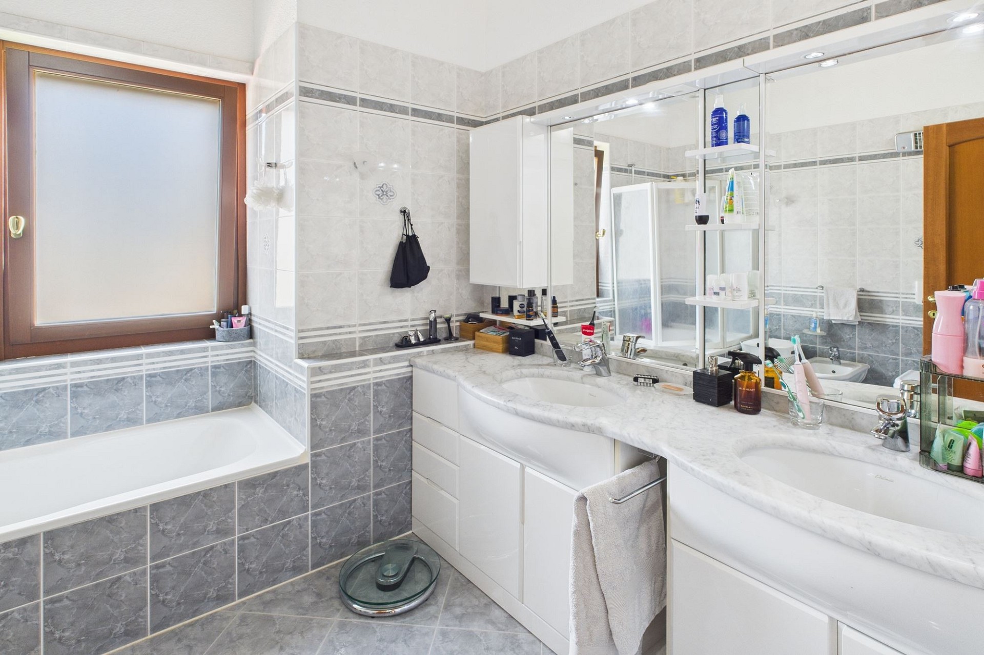 Helles Badezimmer mit Badewanne und Waschtisch