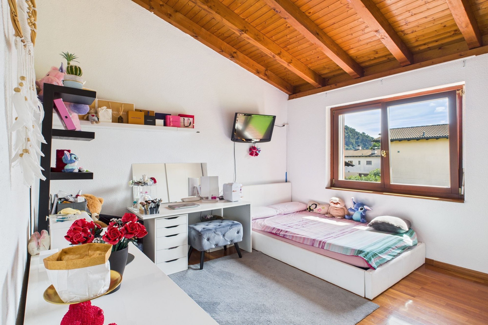 Helles Schlafzimmer unter Holzdach