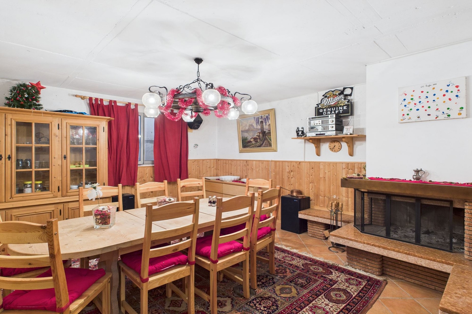 Gemütlicher Essraum mit Kamin und Holzmöbeln