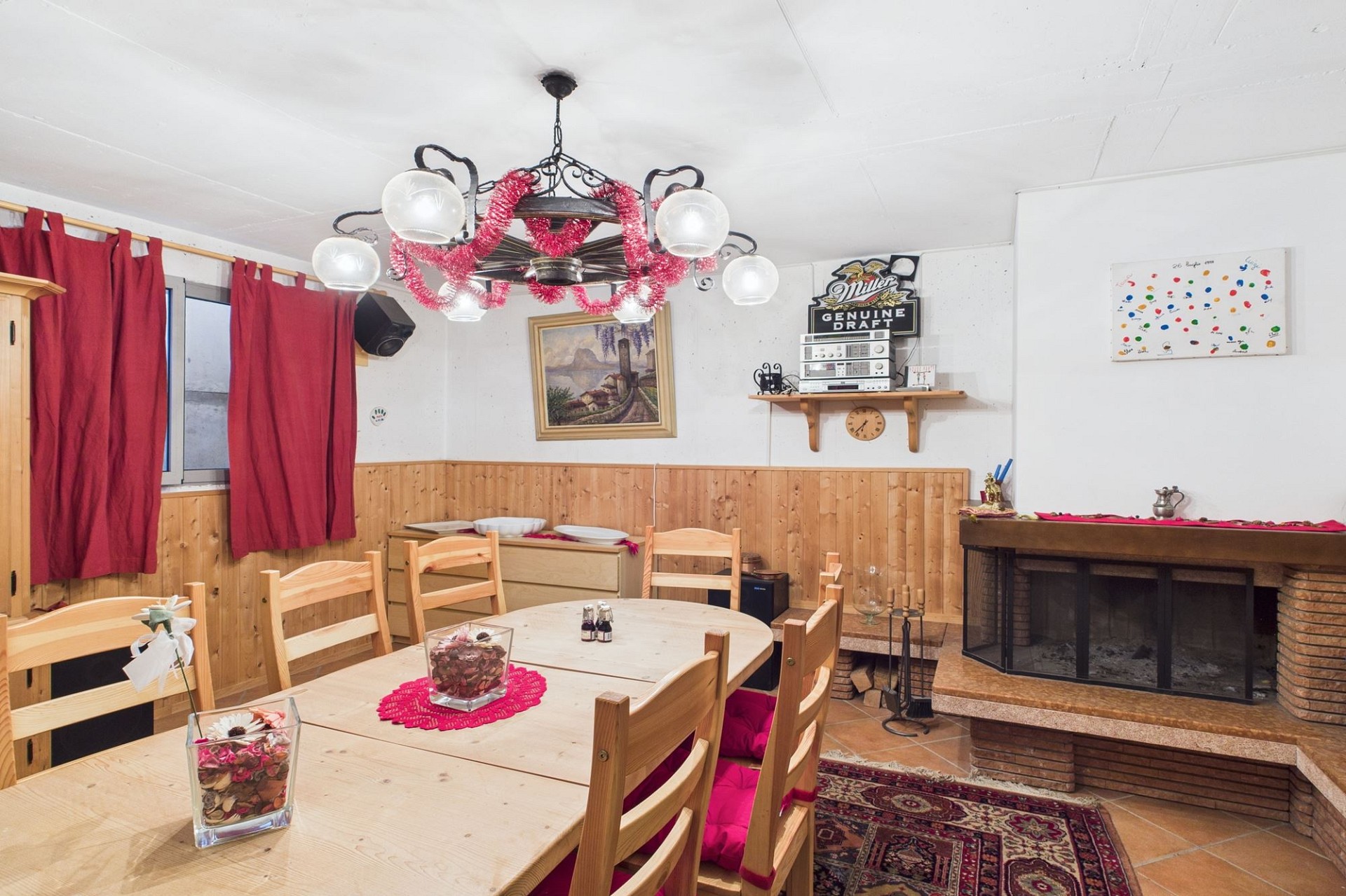 Gemütlicher Essbereich mit Kamin