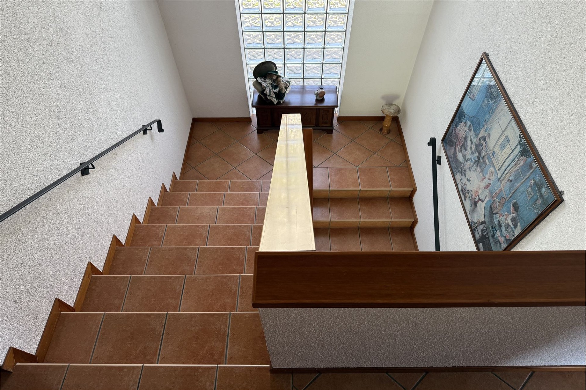Treppenhaus mit Fliesen und Glasbausteinfenster