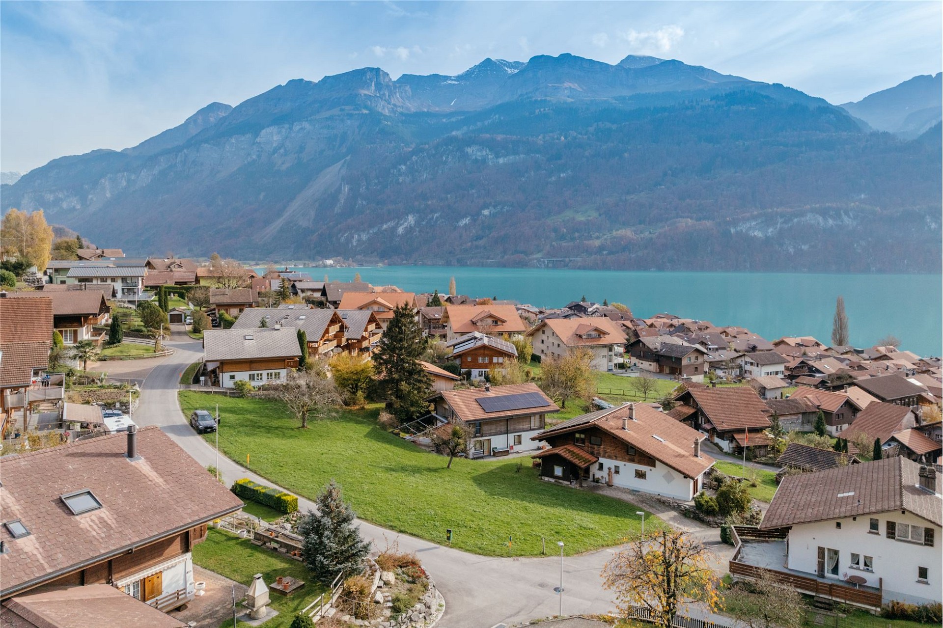 See- und Bergblick über ein Dorf